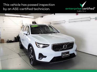 2024 Volvo XC40 B5 AWD Core Dark Theme