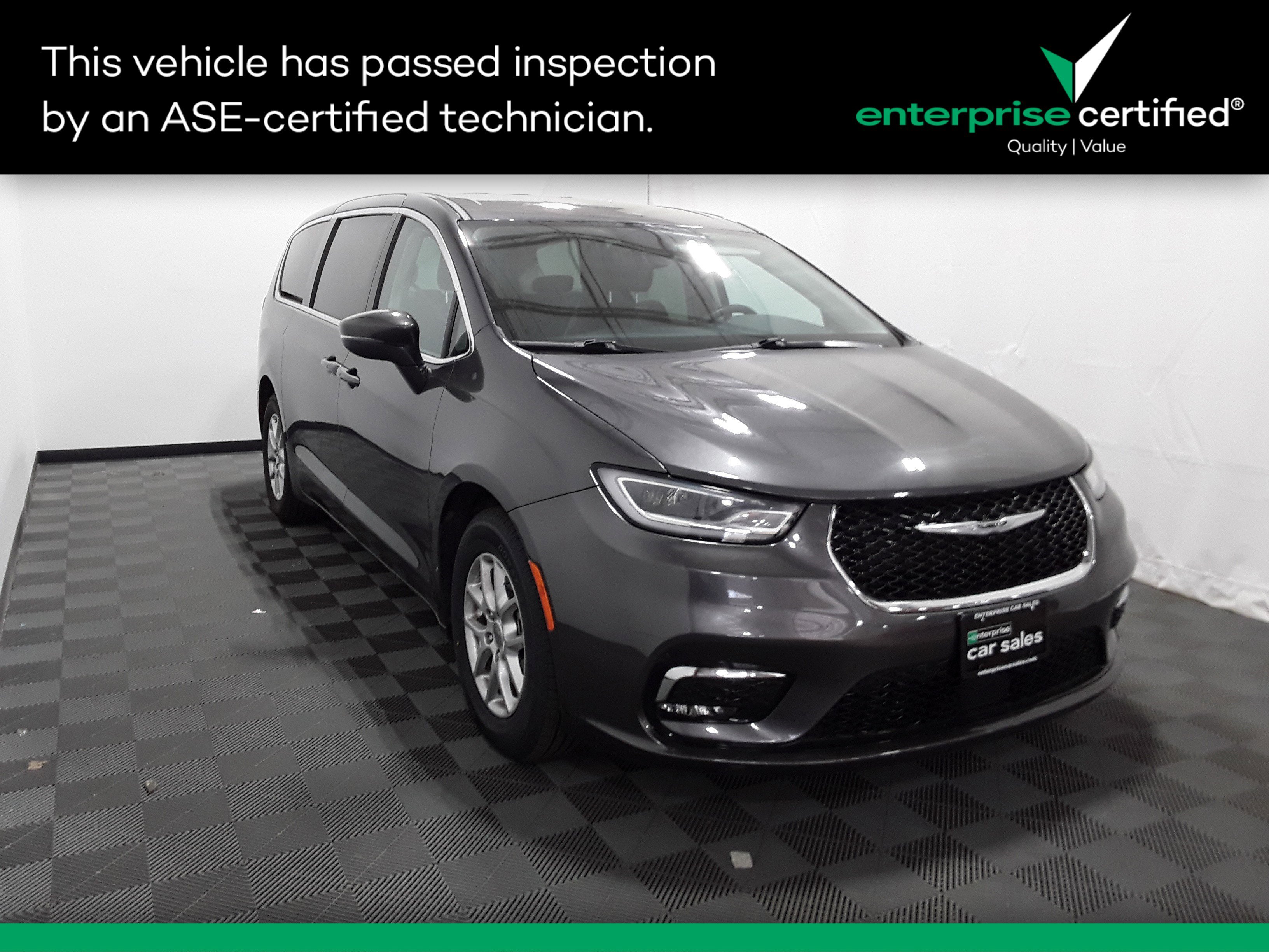 2023 Chrysler Pacifica Touring L's photo