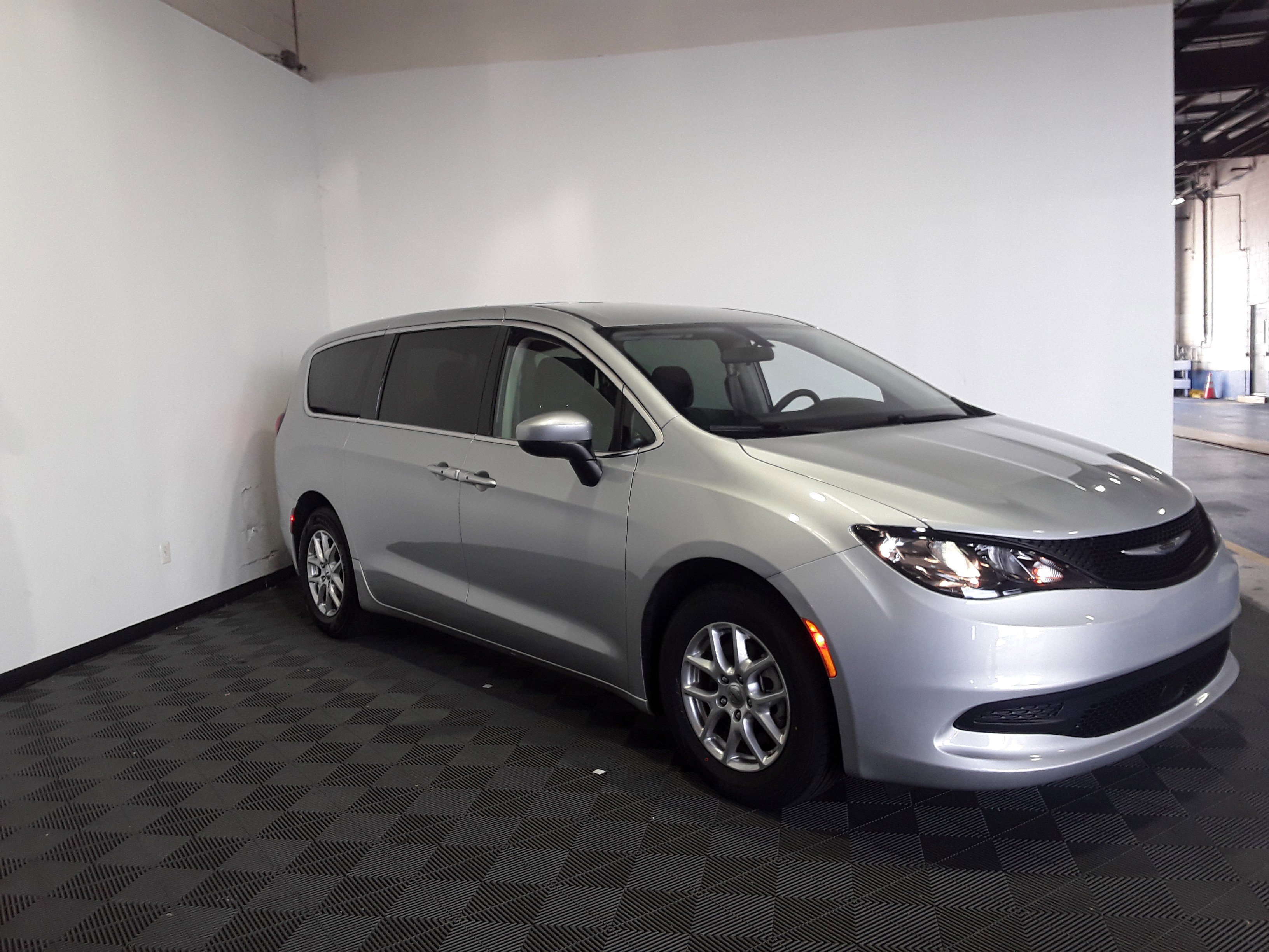 2022 Chrysler Voyager LX FWD
