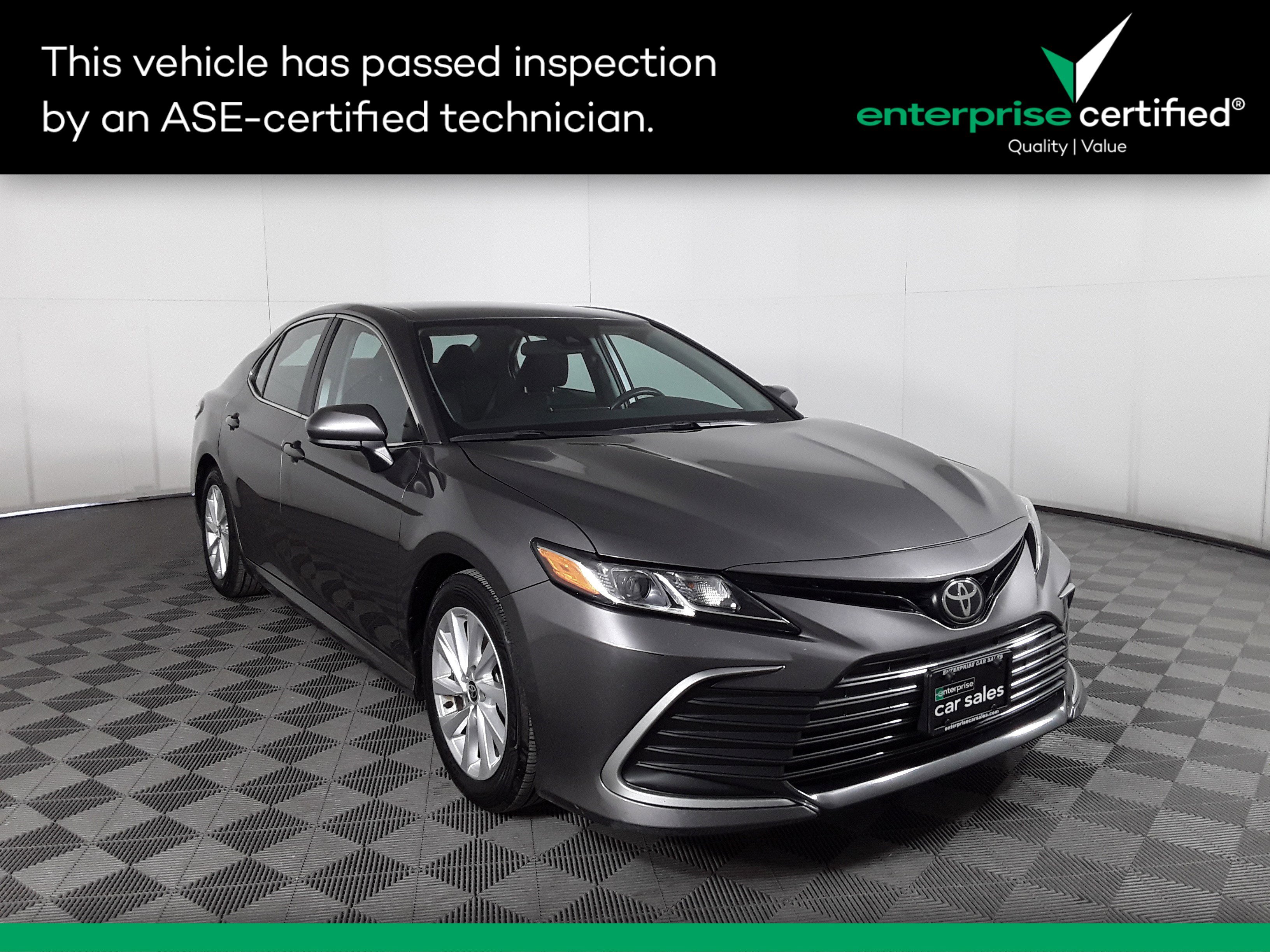 2023 Toyota Camry LE's photo