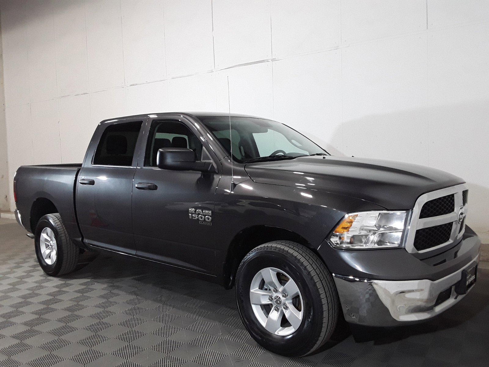 2022 Ram 1500 Classic SLT 4x4 Crew Cab 5'7