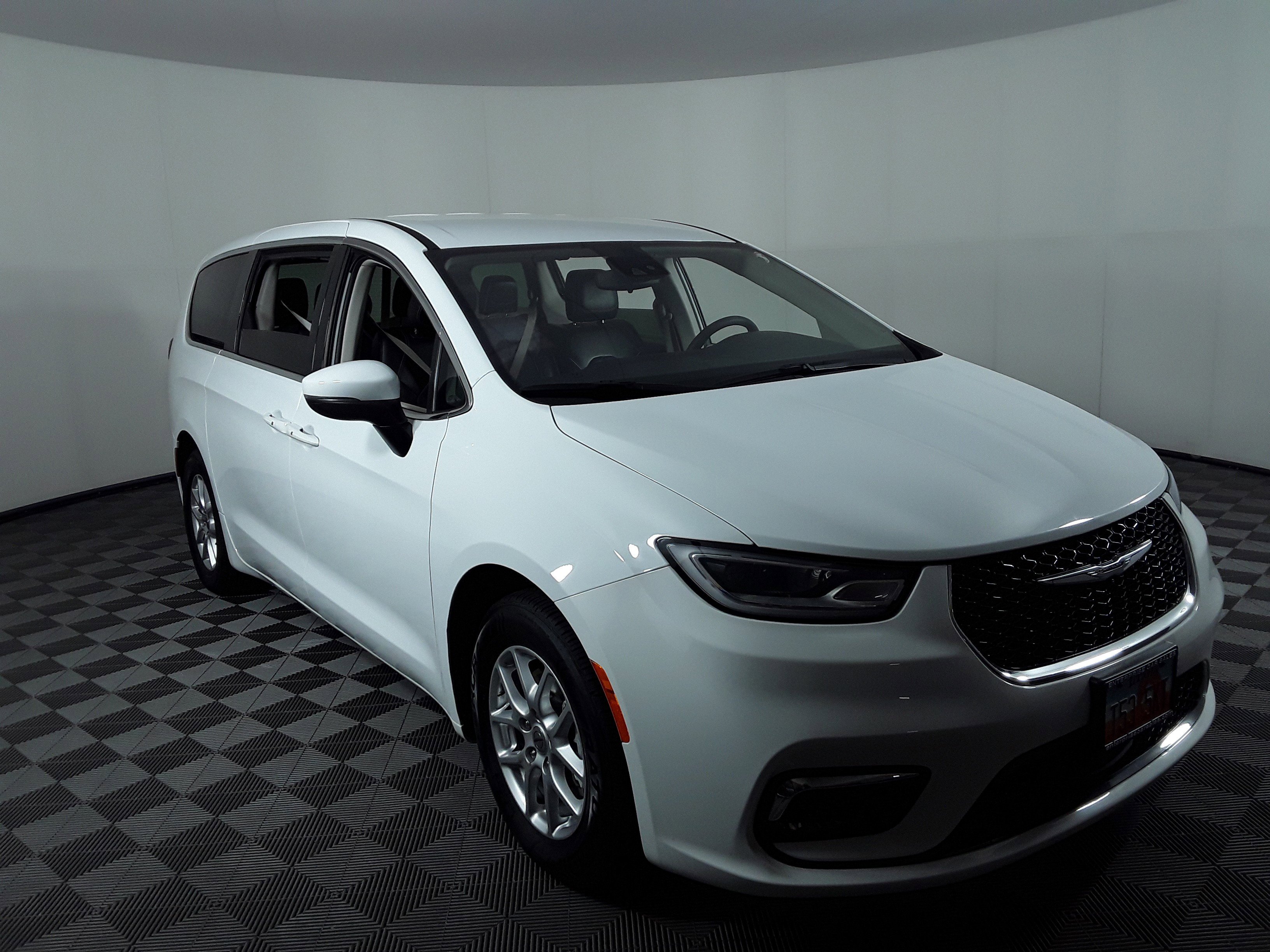 2023 Chrysler Pacifica Touring L's photo