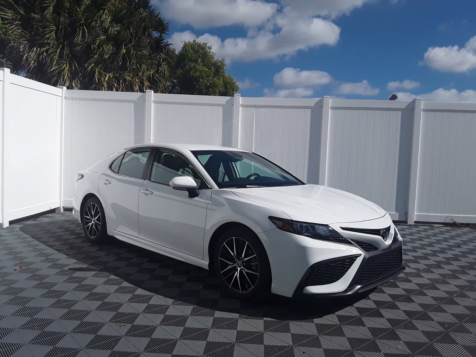 2022 Toyota Camry SE Auto