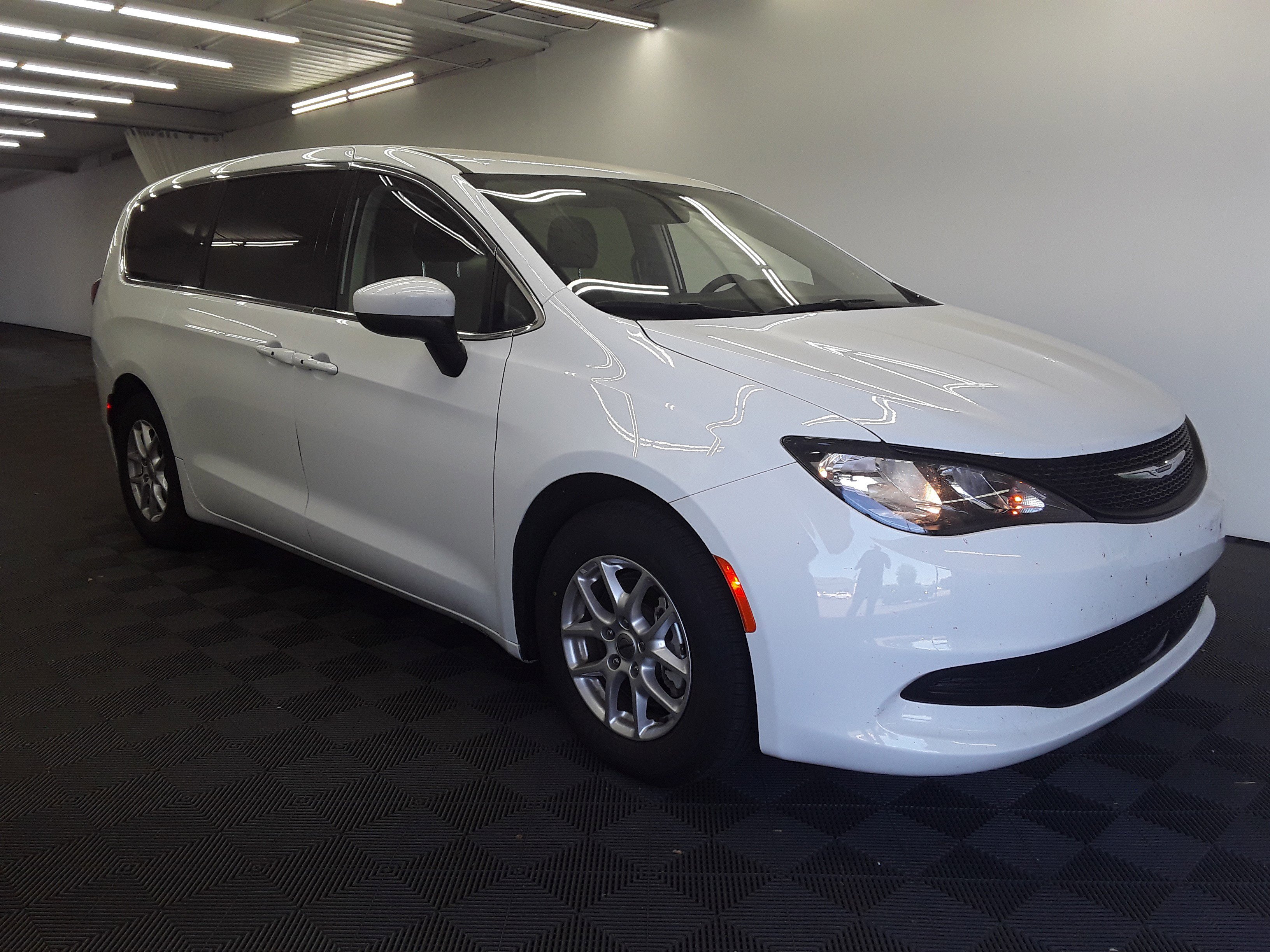 2022 Chrysler Voyager LX FWD