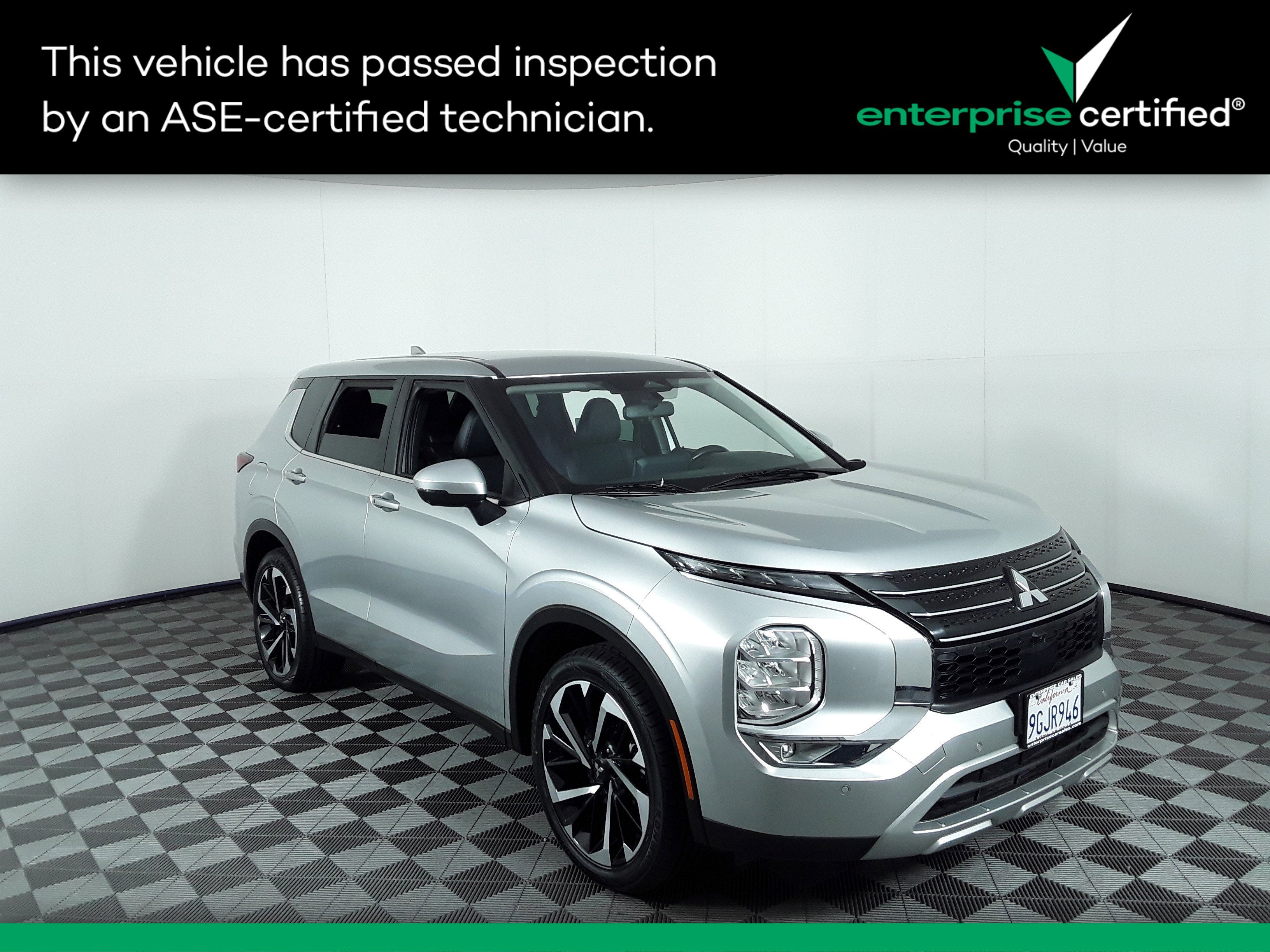 2023 Mitsubishi Outlander SE's photo