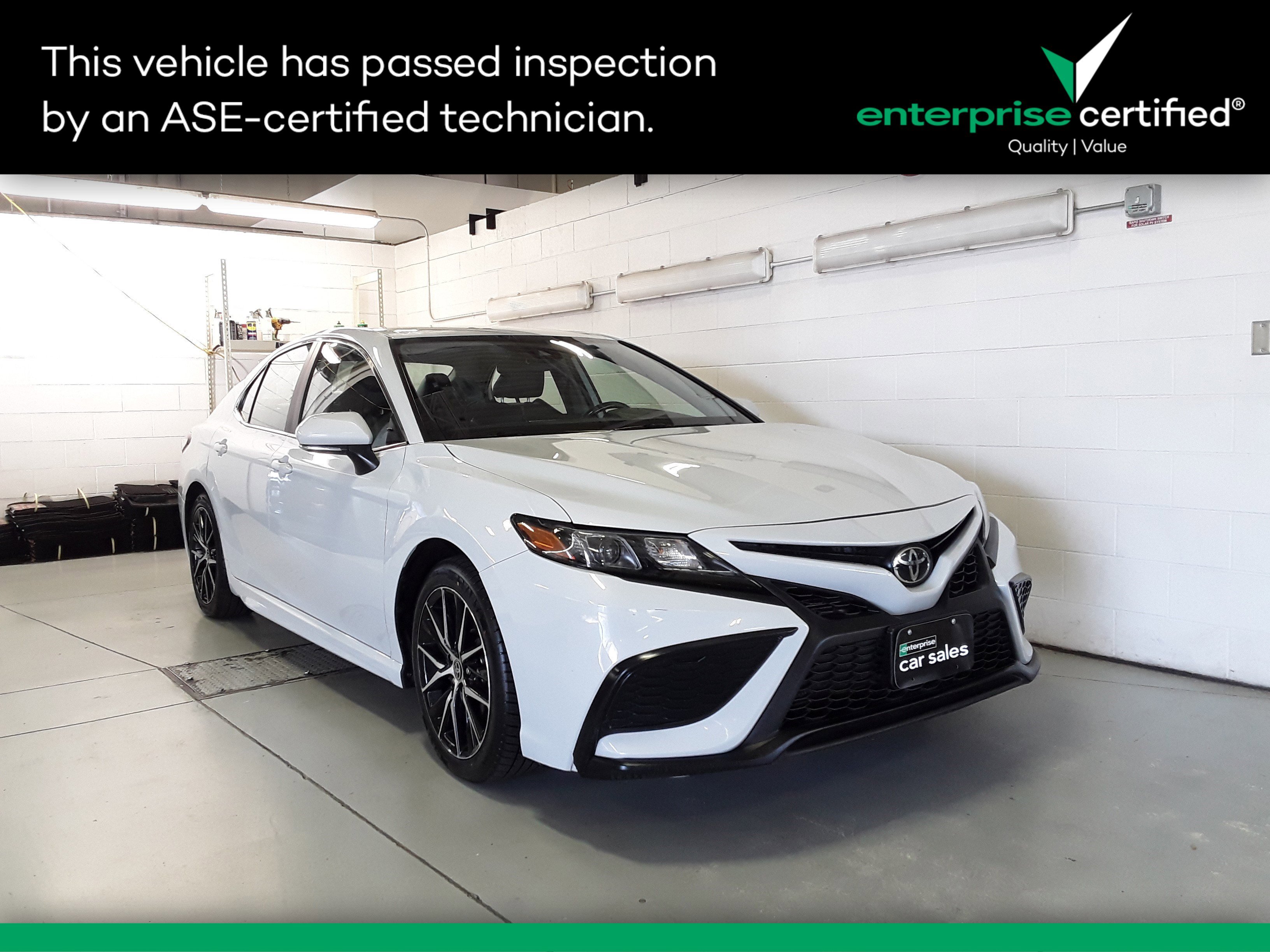 2022 Toyota Camry SE's photo