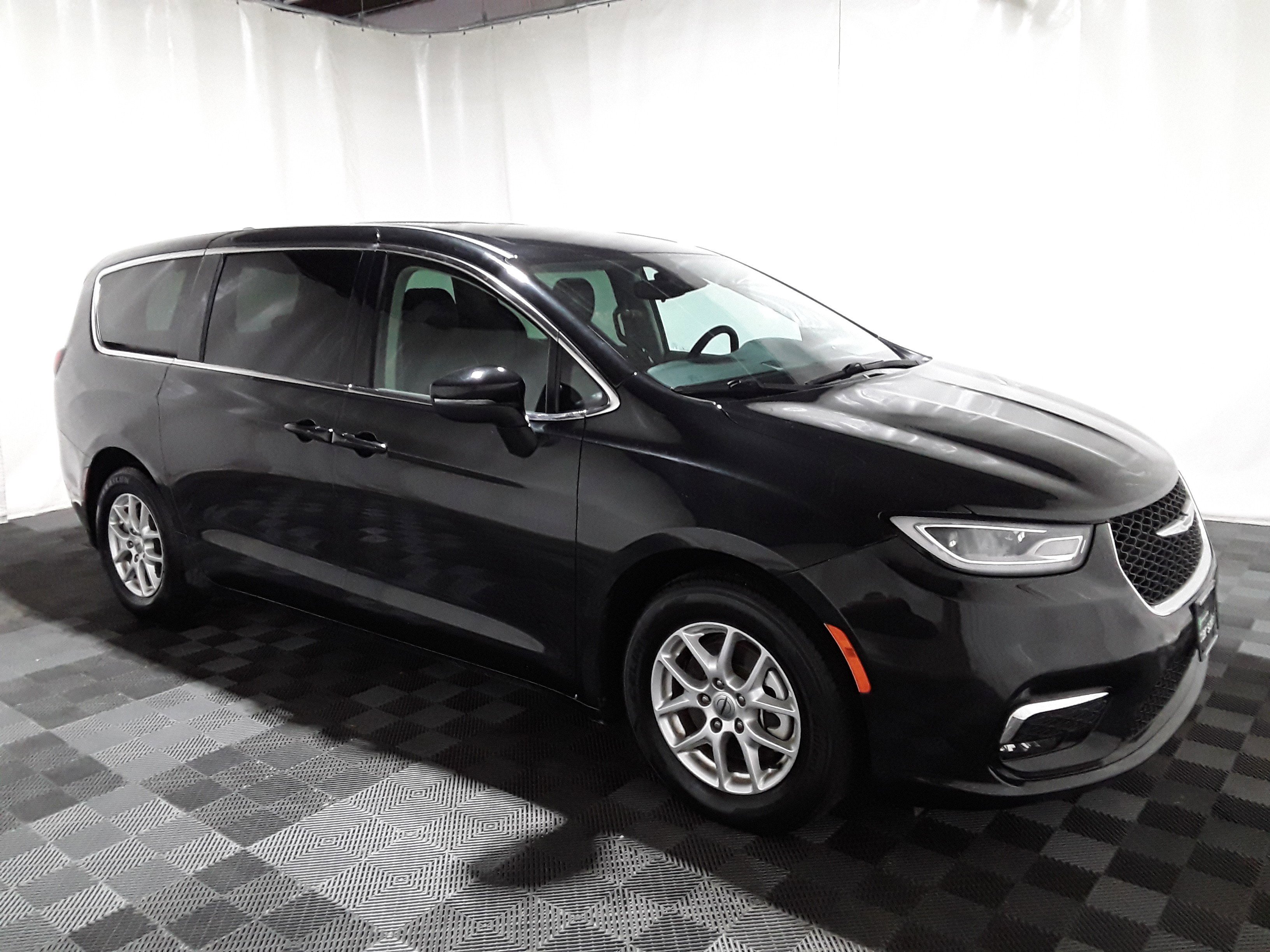 Used 2023 Chrysler Pacifica Touring L FWD