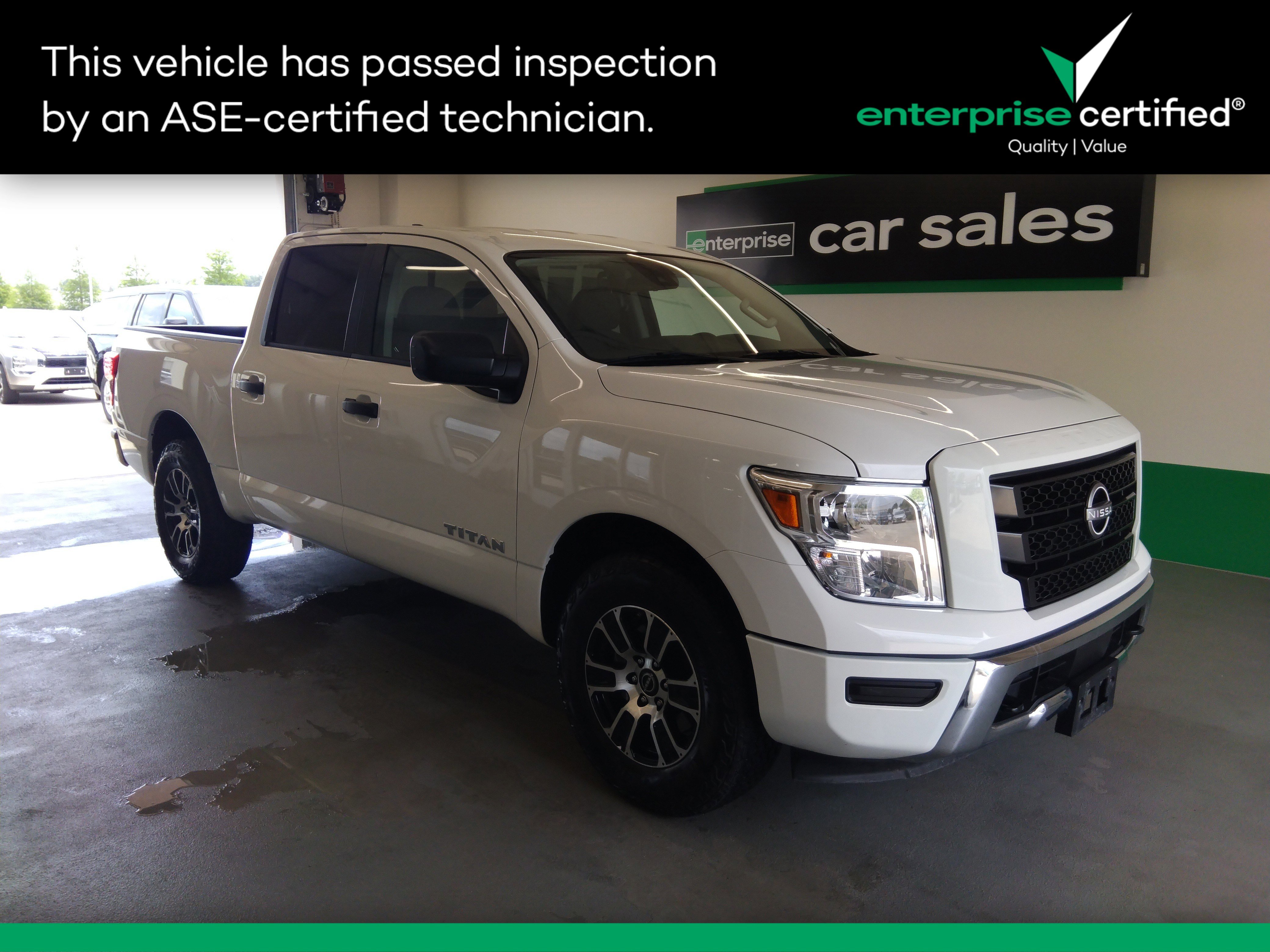 2023 Nissan Titan 4x4 Crew Cab SV
