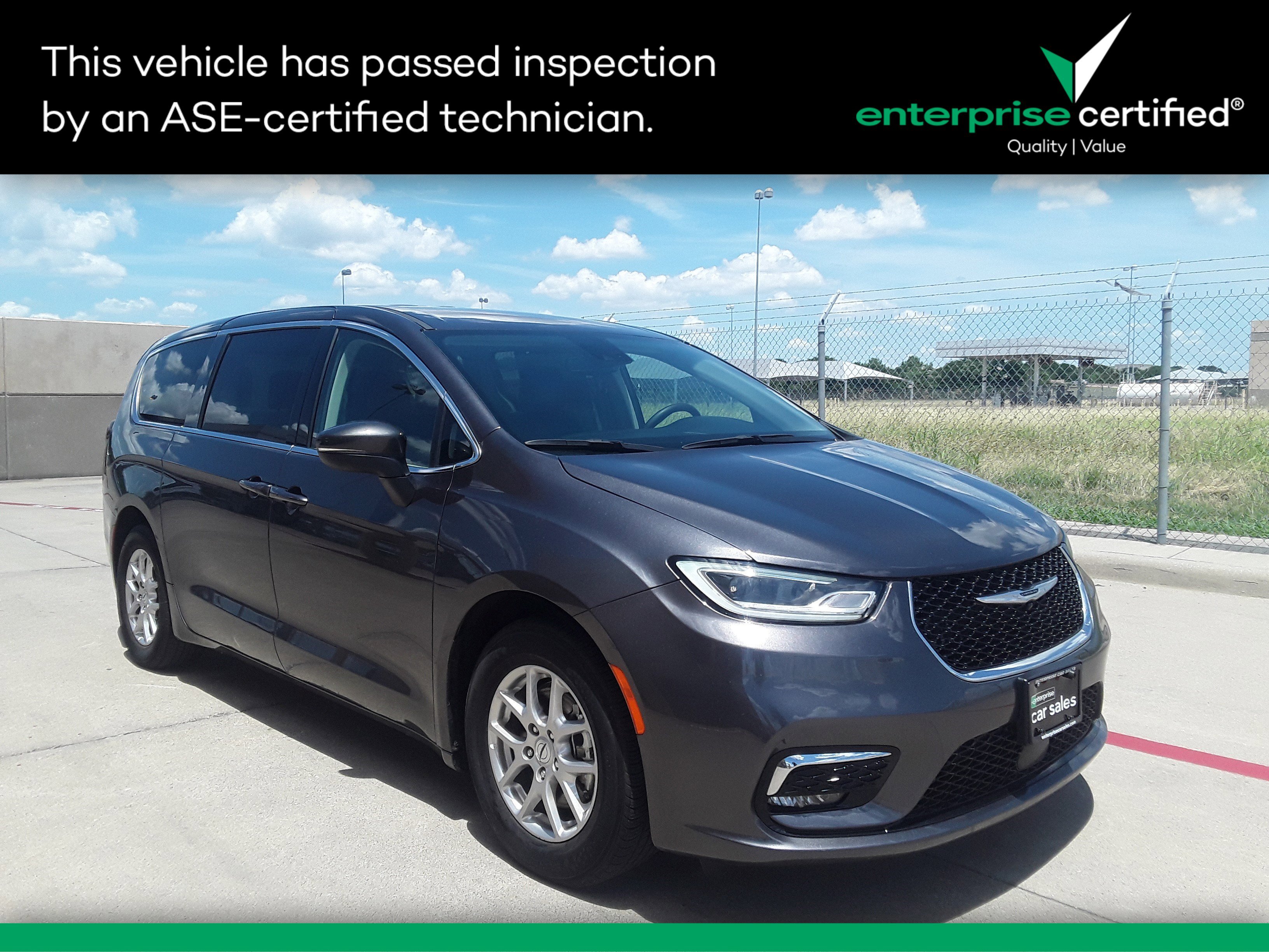 2023 Chrysler Pacifica Touring L's photo