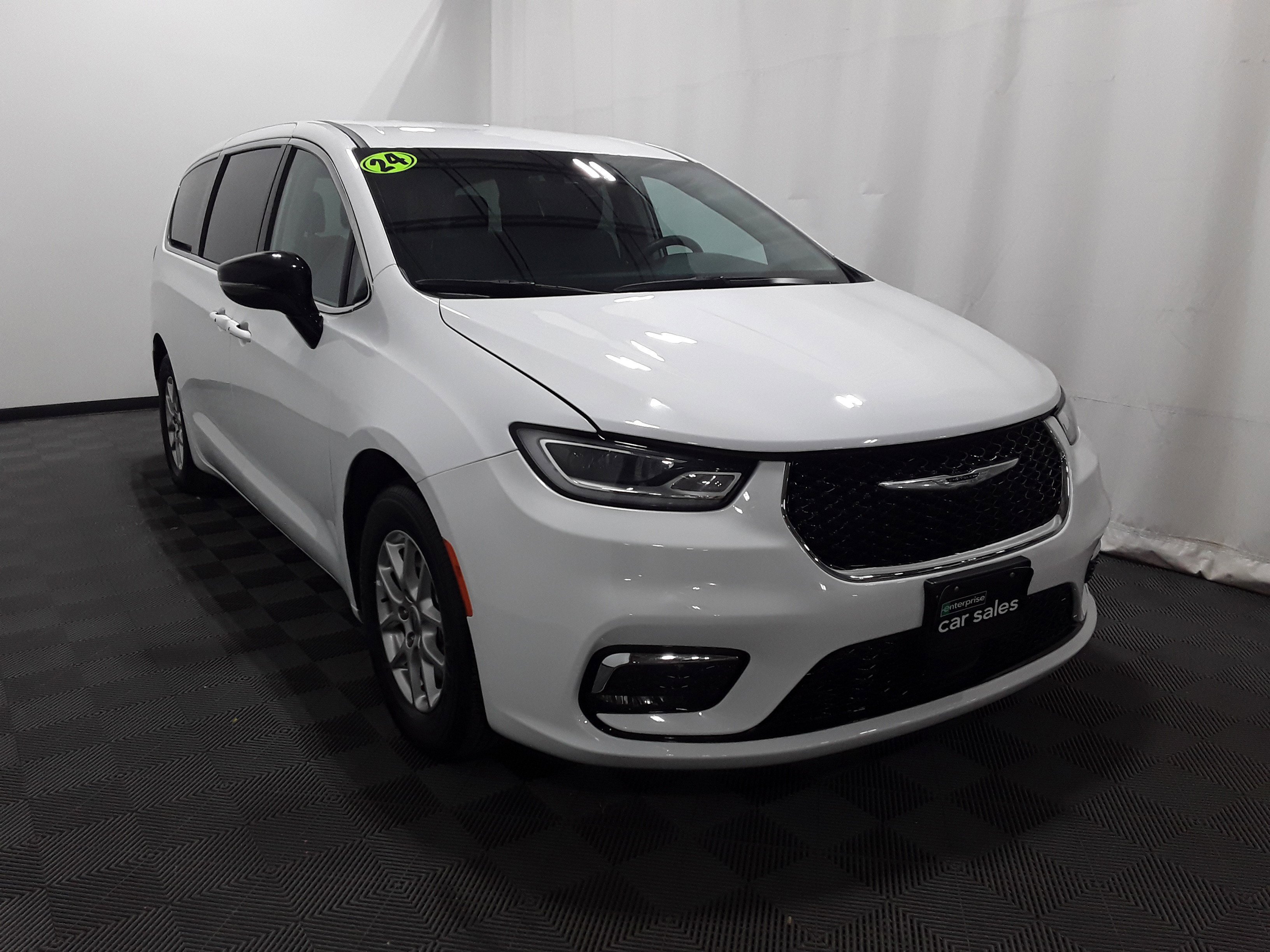 2024 Chrysler Pacifica Touring L's photo