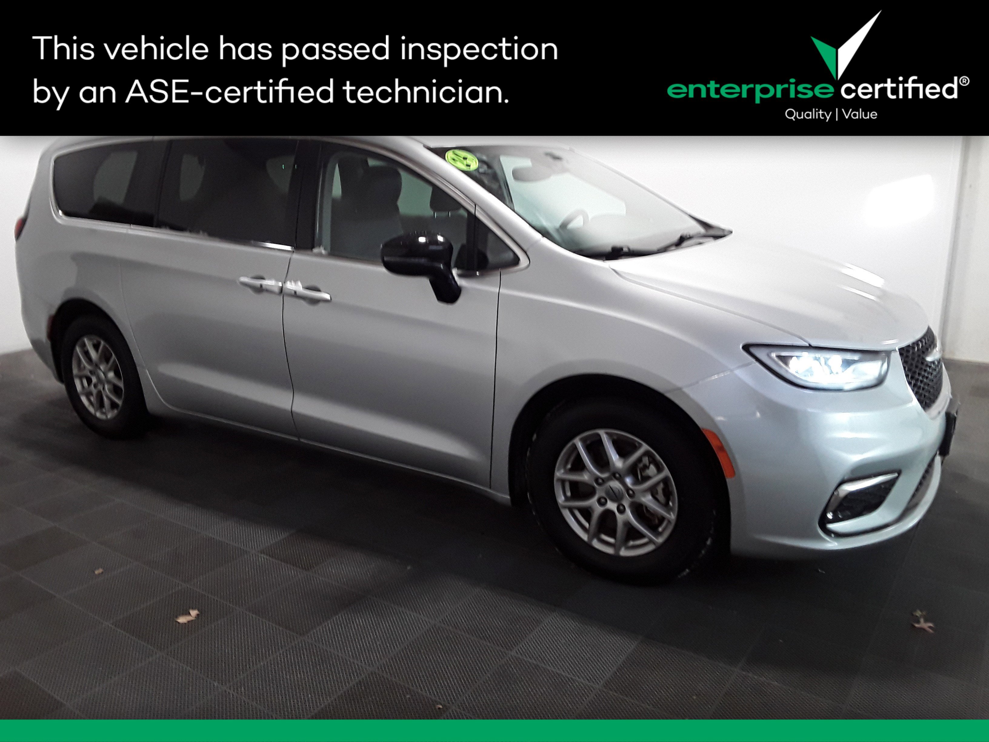 2024 Chrysler Pacifica Touring L's photo