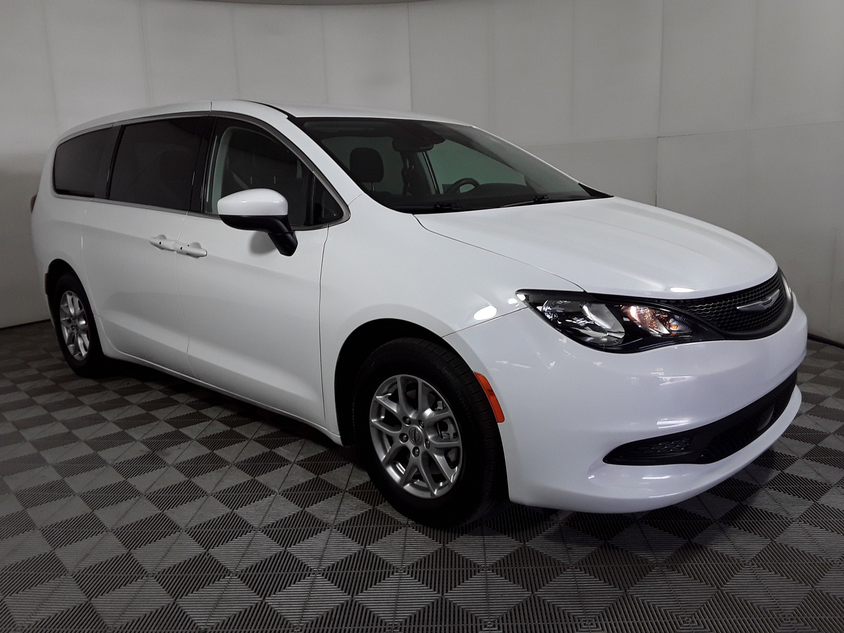 2023 Chrysler Voyager LX FWD