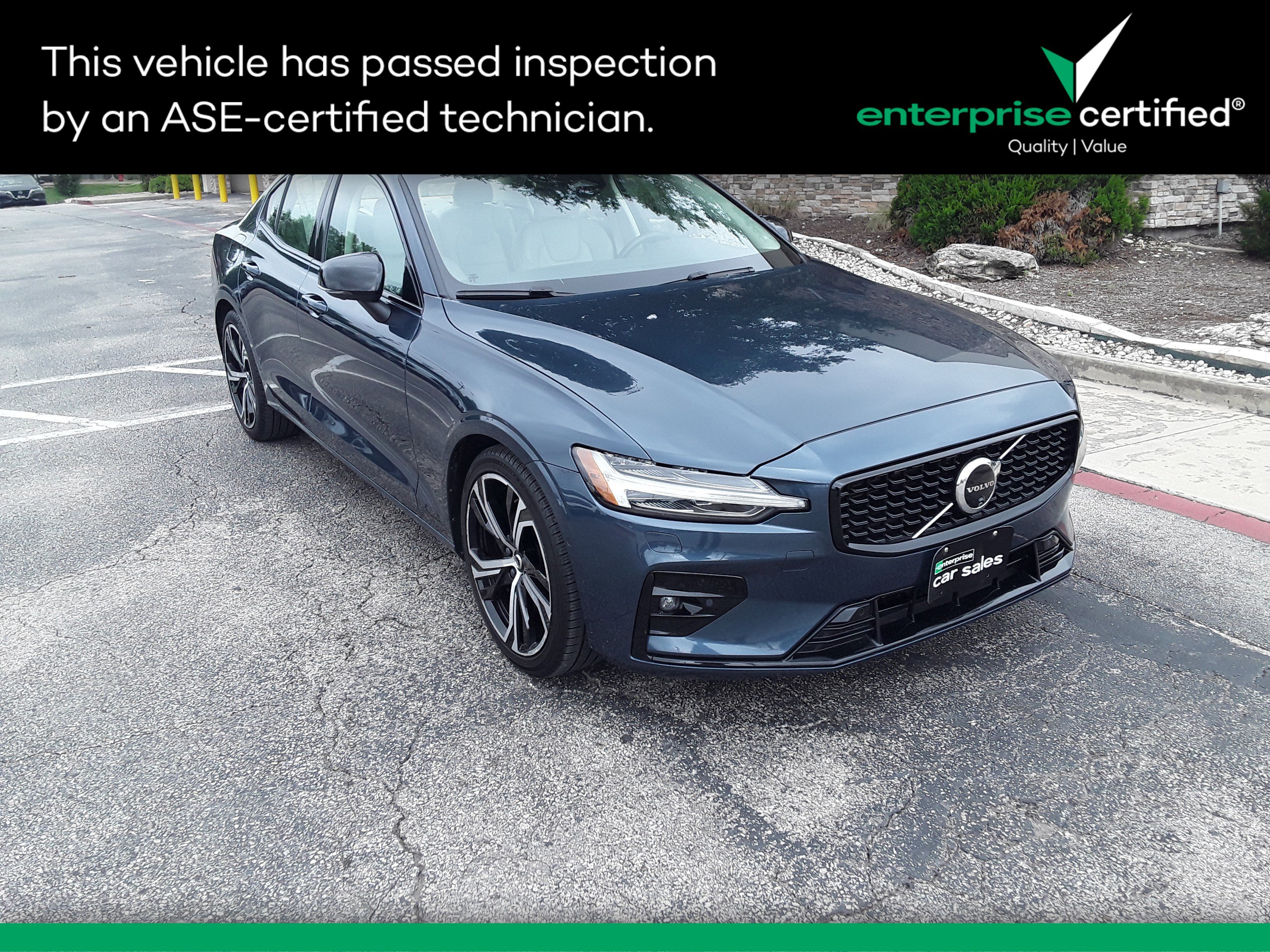 2024 Volvo S60 B5 FWD Plus Dark Theme