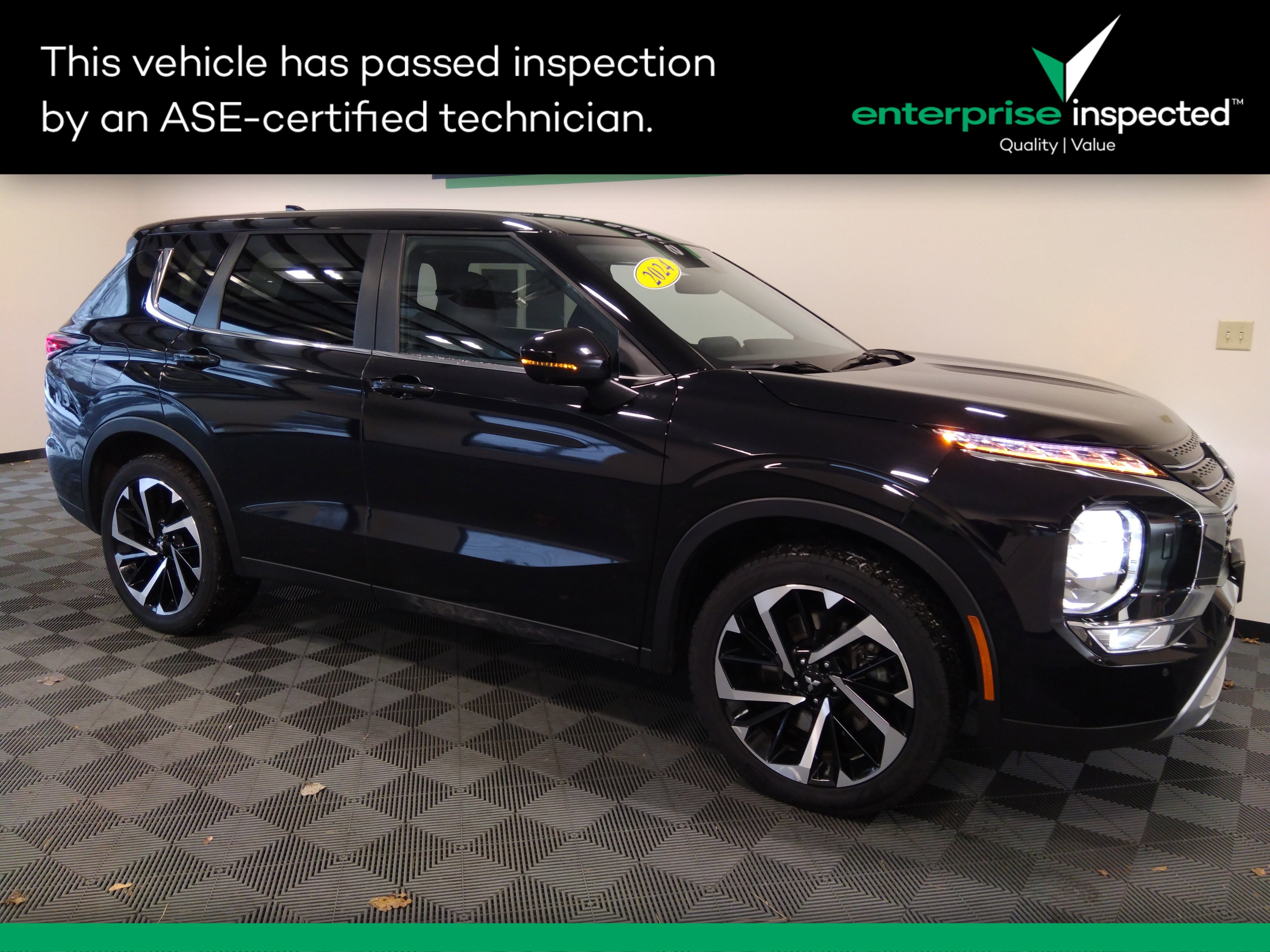 2024 Mitsubishi Outlander SE's photo