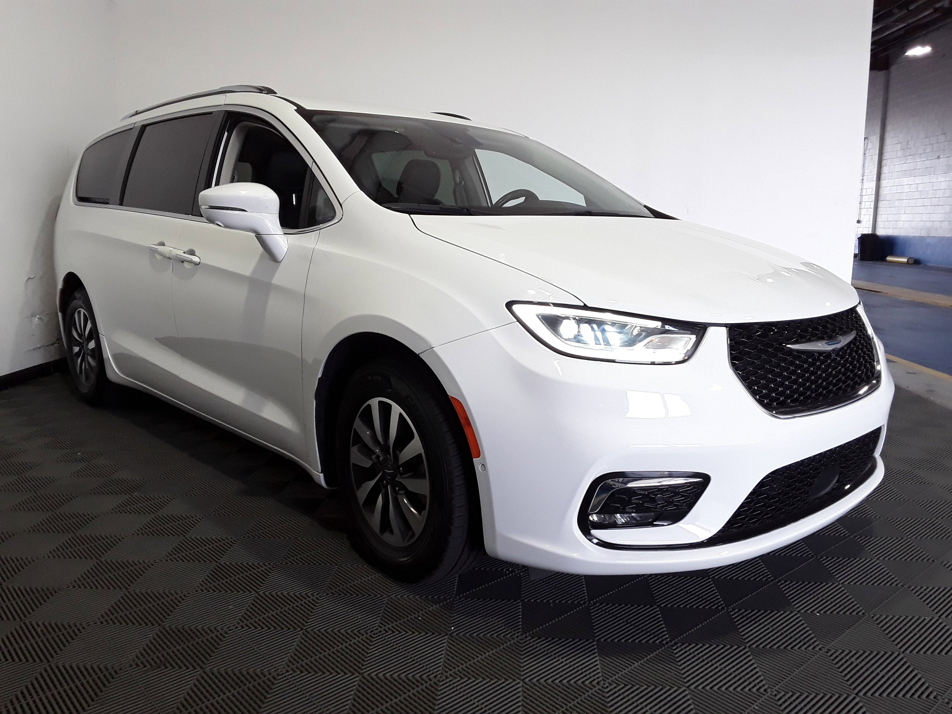 2021 Chrysler Pacifica Hybrid Touring L FWD
