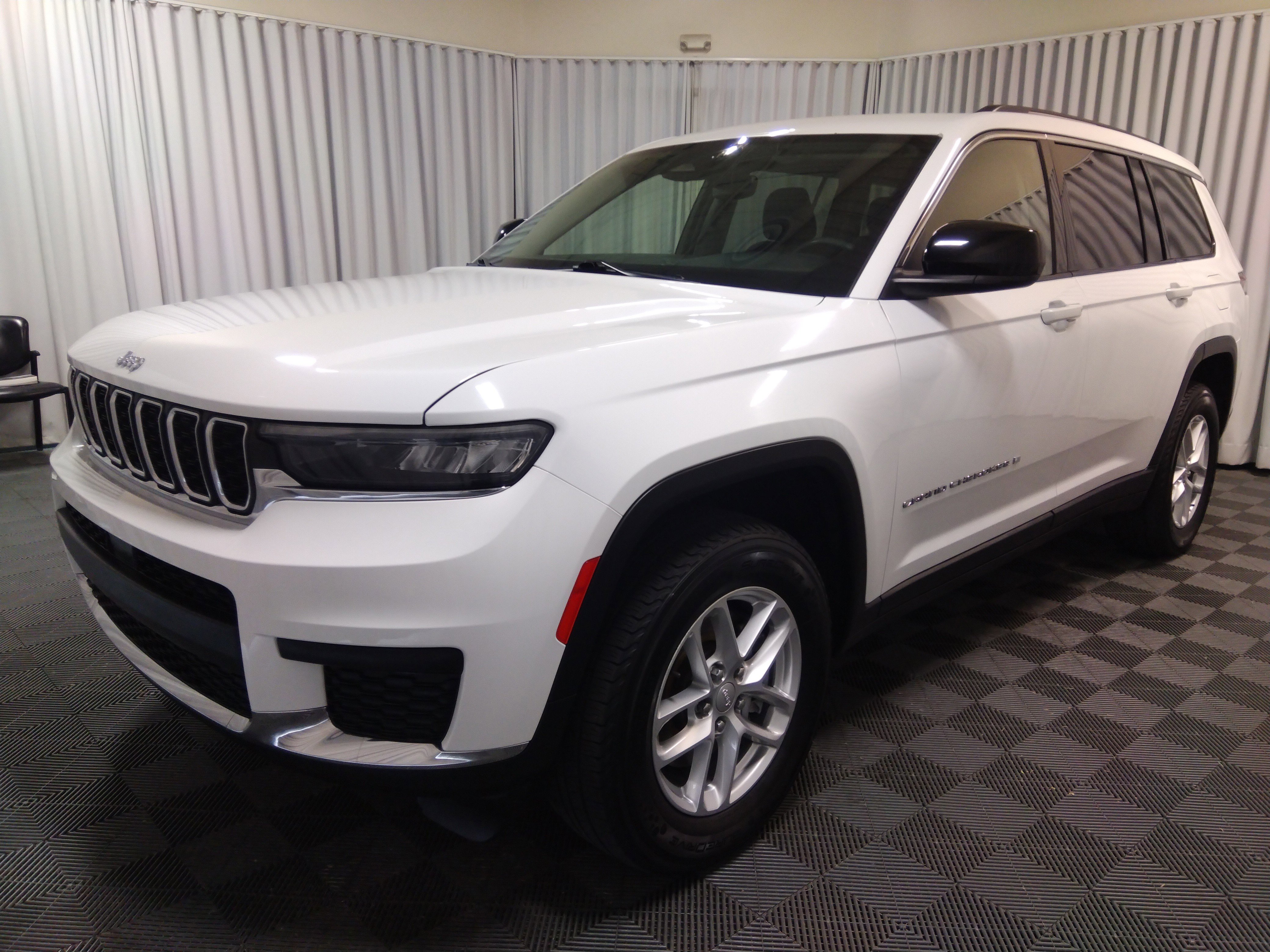 Image of Used 2023 Jeep Grand Cherokee L Laredo 4x4