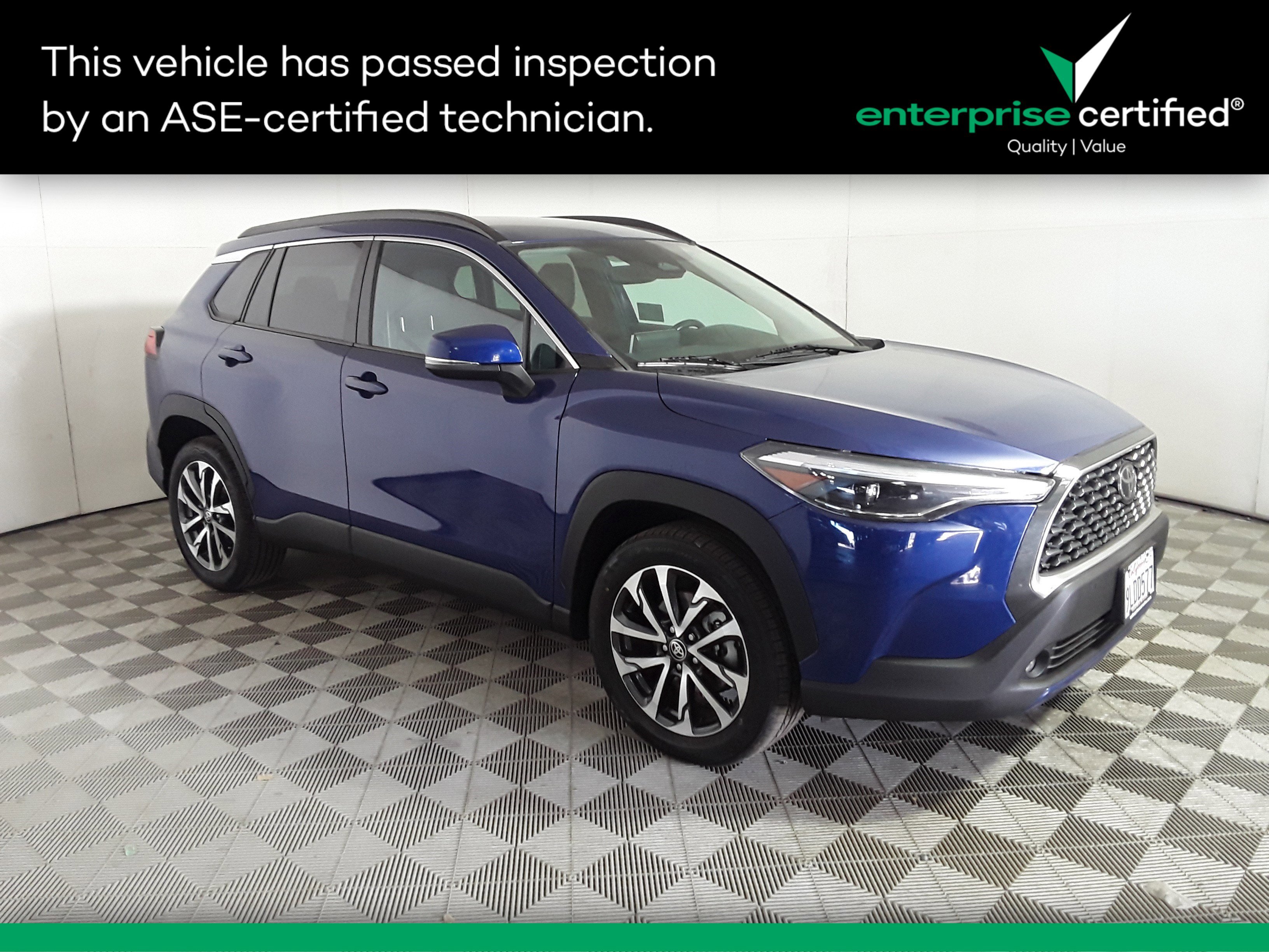 2024 Toyota Corolla Cross XLE's photo