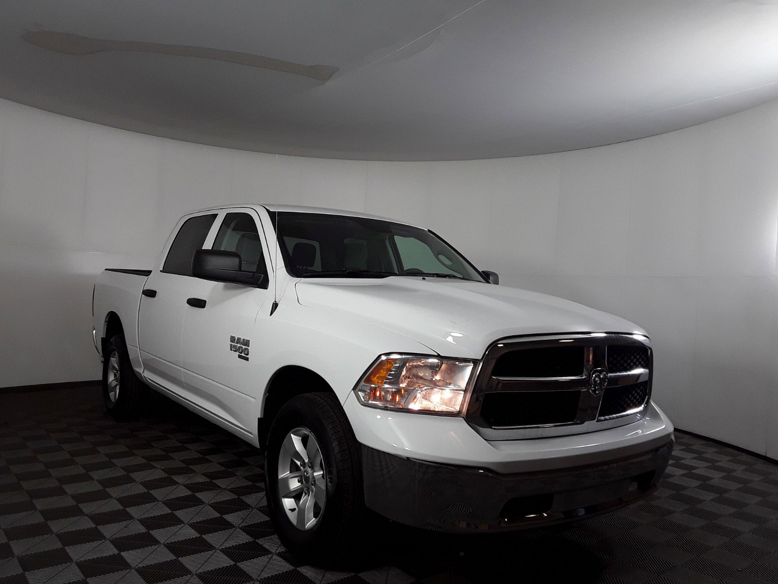 2022 Ram 1500 Classic SLT 4x4 Crew Cab 5'7