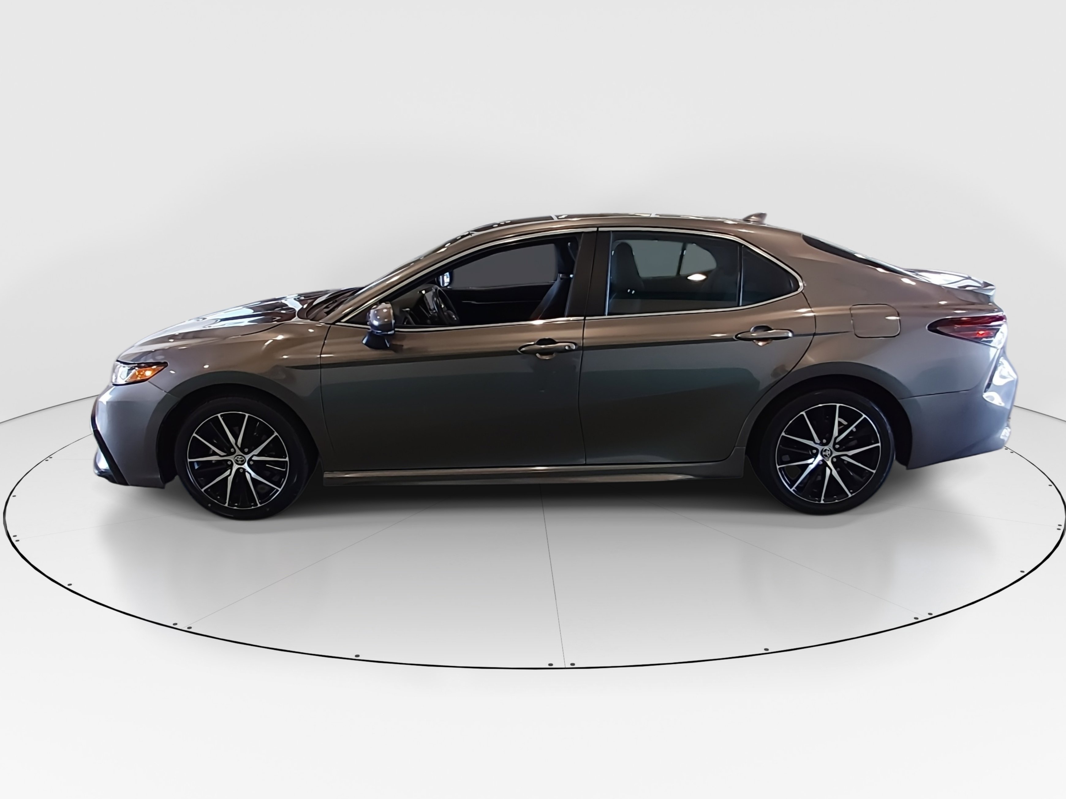 2024 Toyota Camry SE - Photo 4