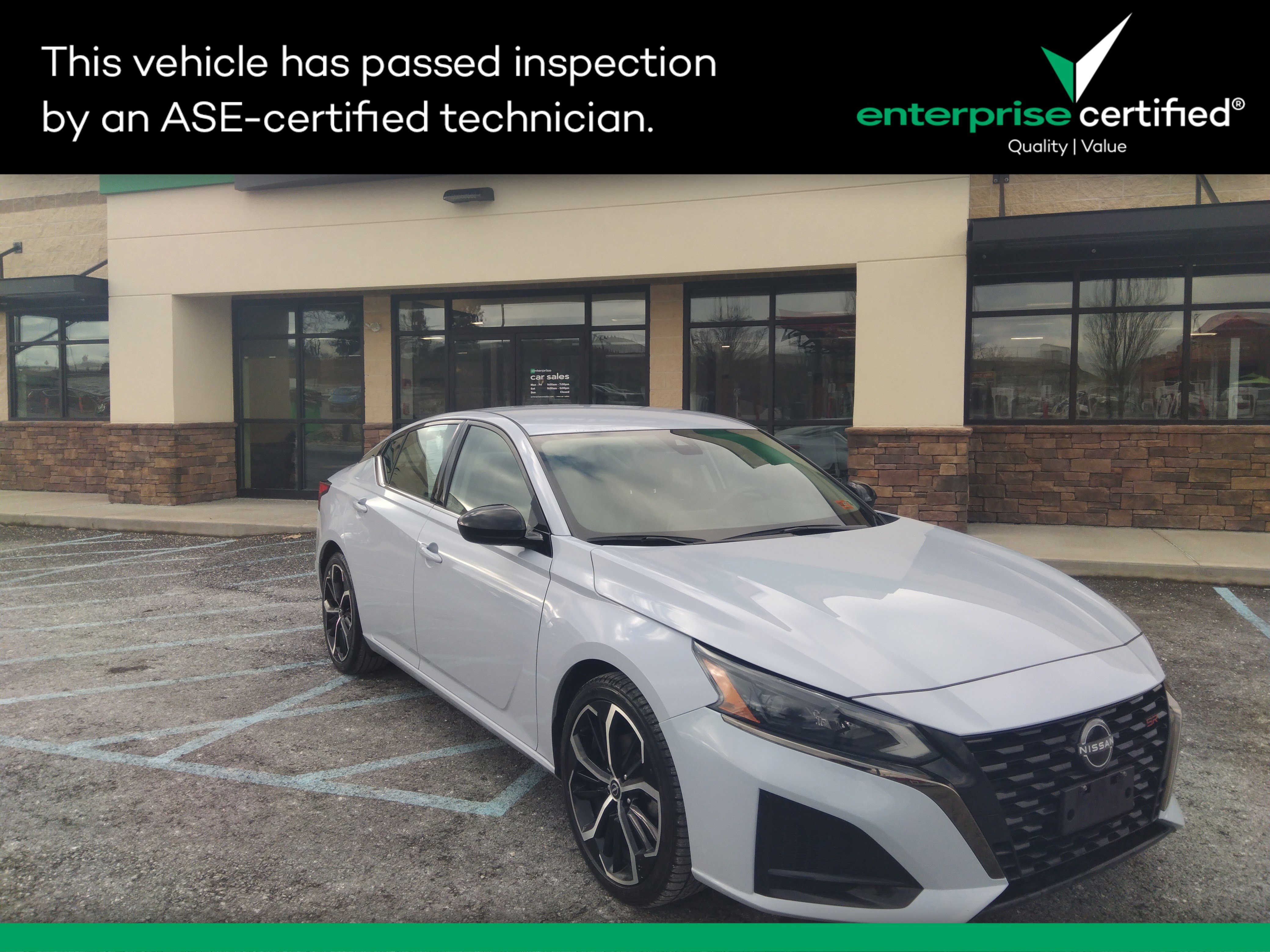 2023 Nissan Altima SR's photo