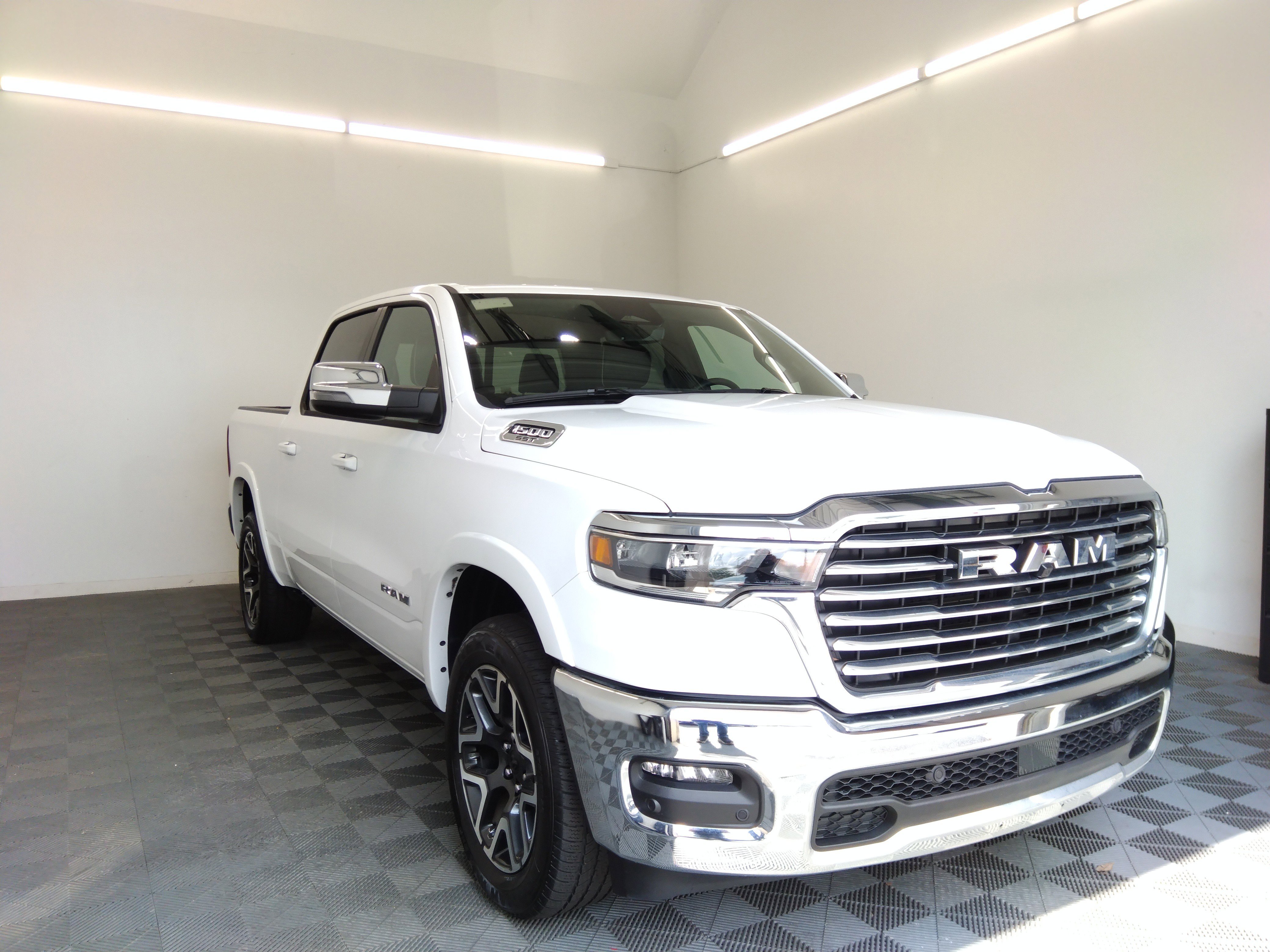 2025 Ram 1500 Laramie 4x4 Crew Cab 5'7