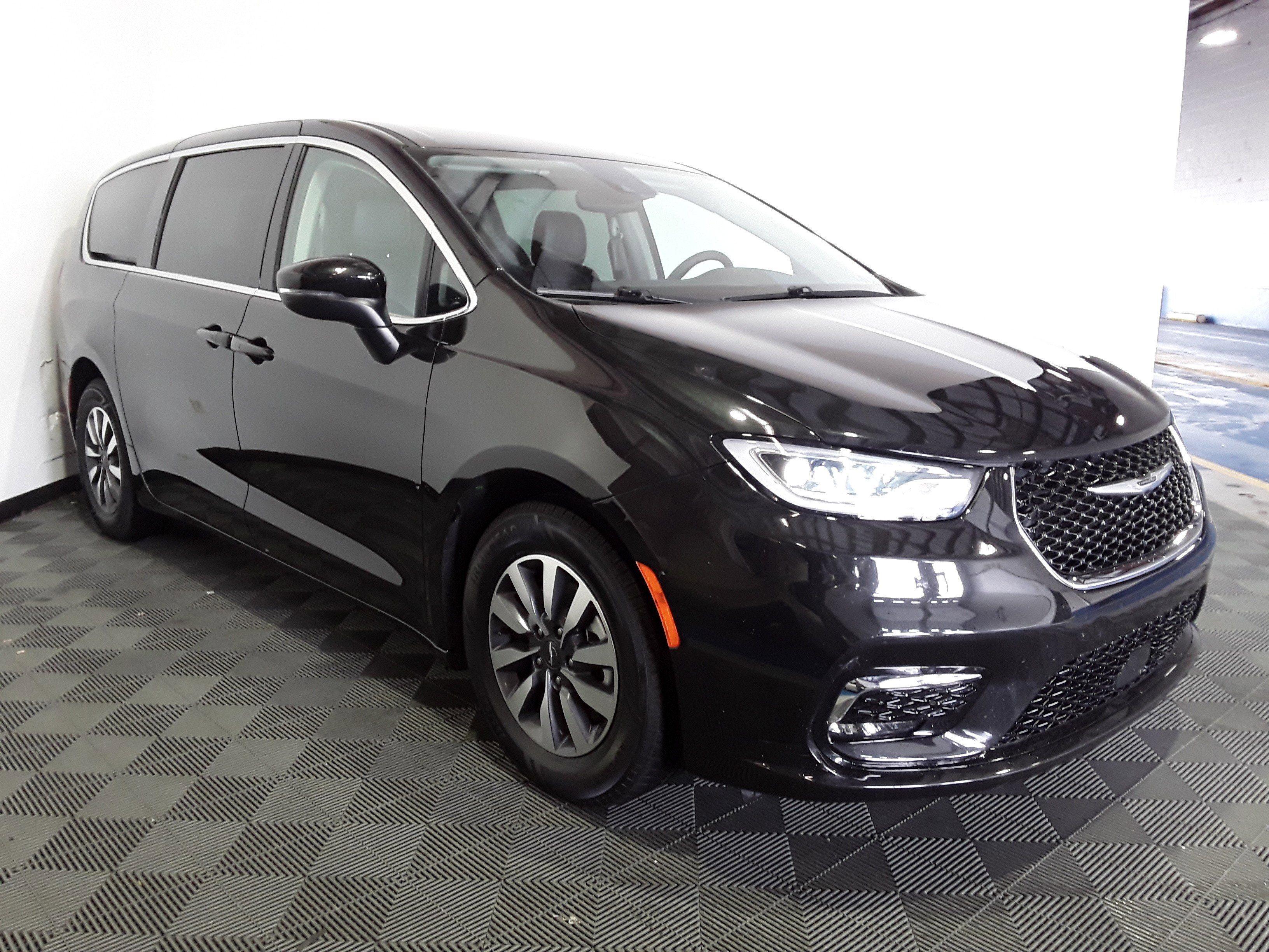 2023 Chrysler Pacifica Hybrid Touring L FWD