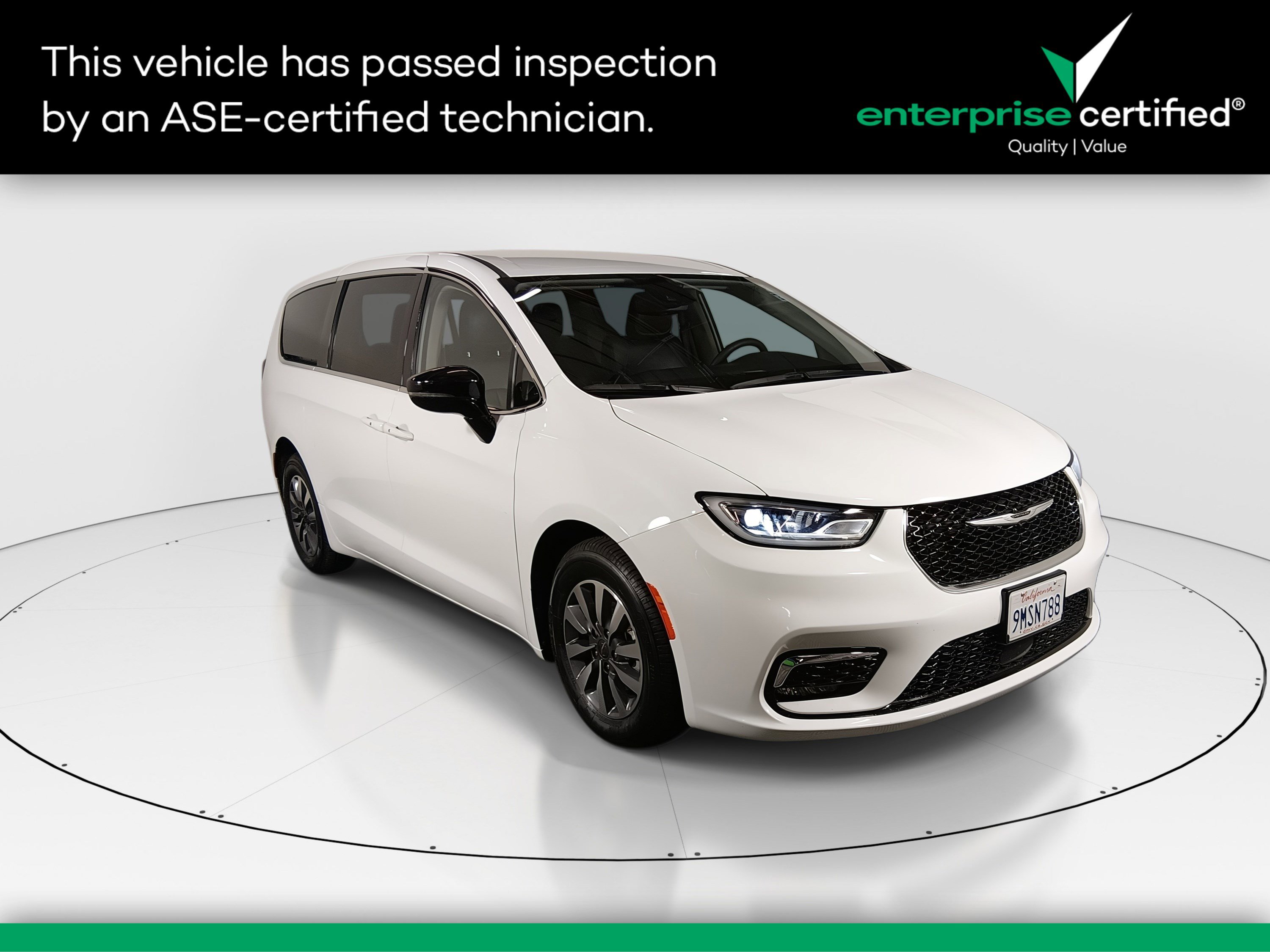 2024 Chrysler Pacifica PHEV Select's photo