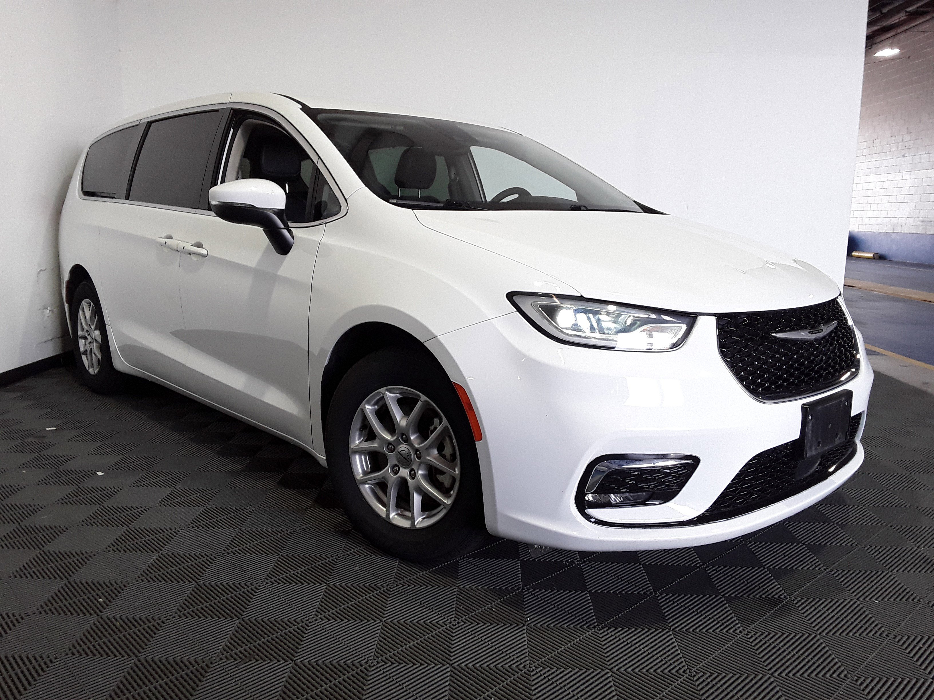 Used 2023 Chrysler Pacifica Touring L FWD
