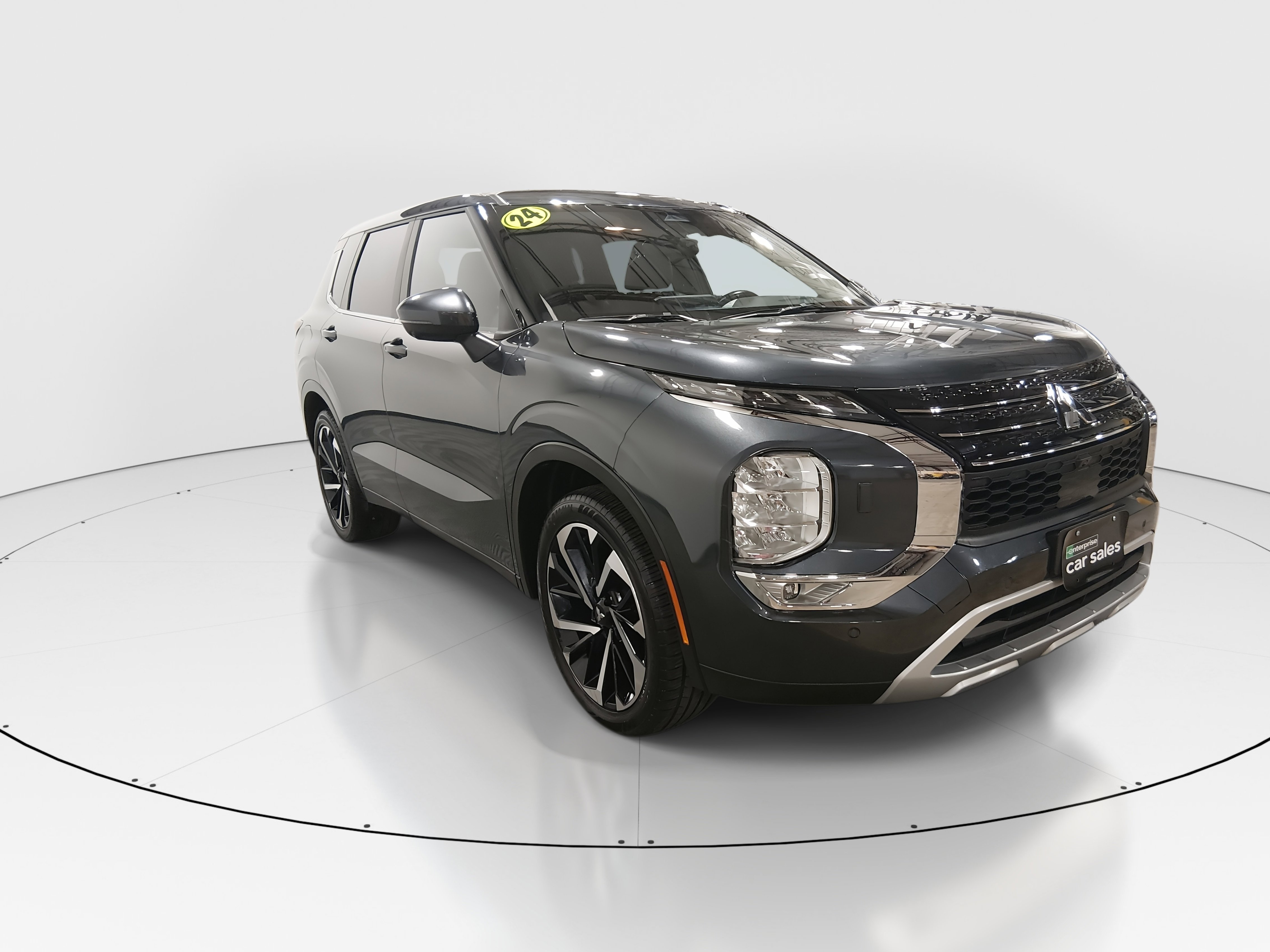 2024 Mitsubishi Outlander SE's photo