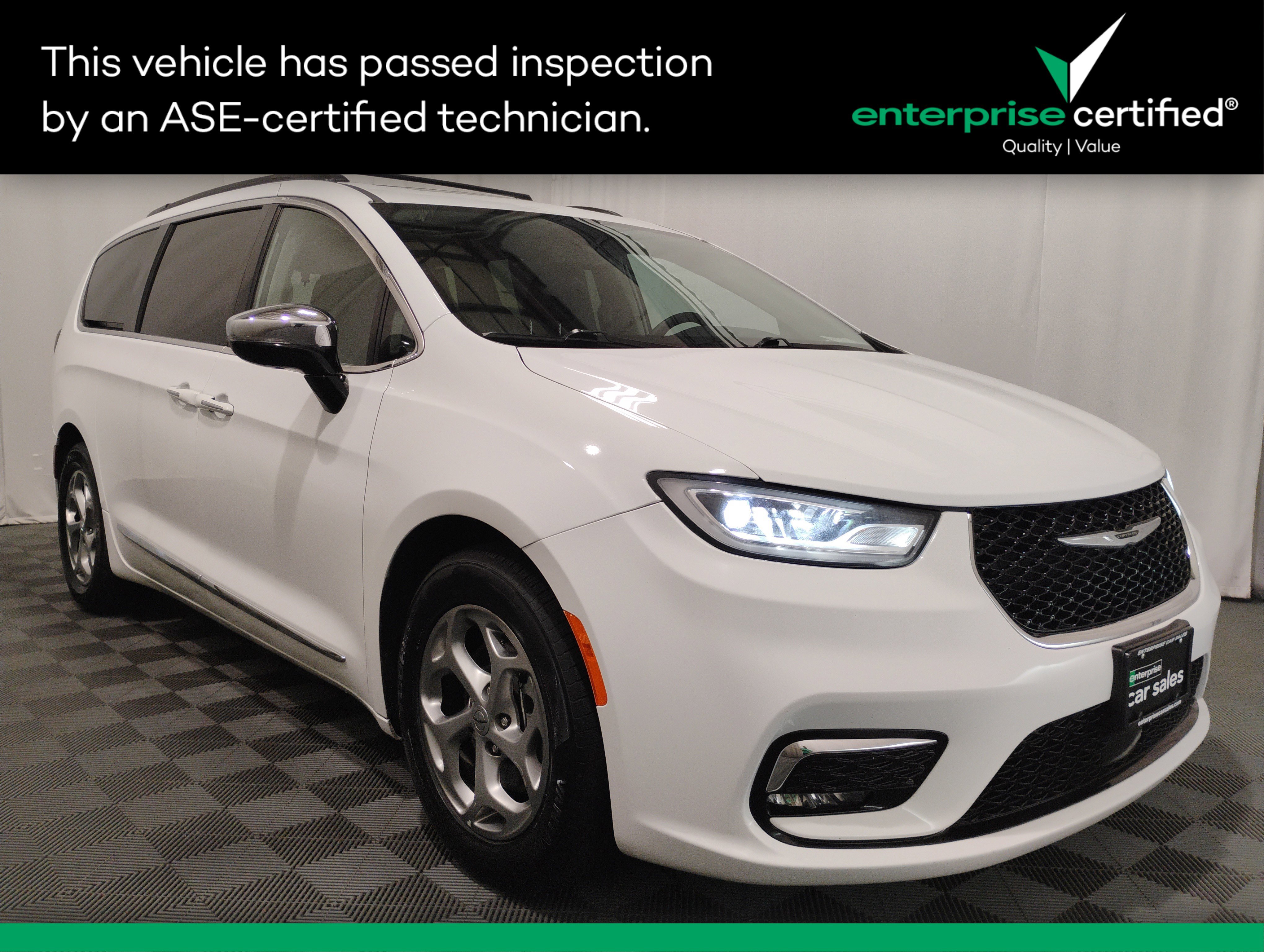 2023 Chrysler Pacifica Limited's photo