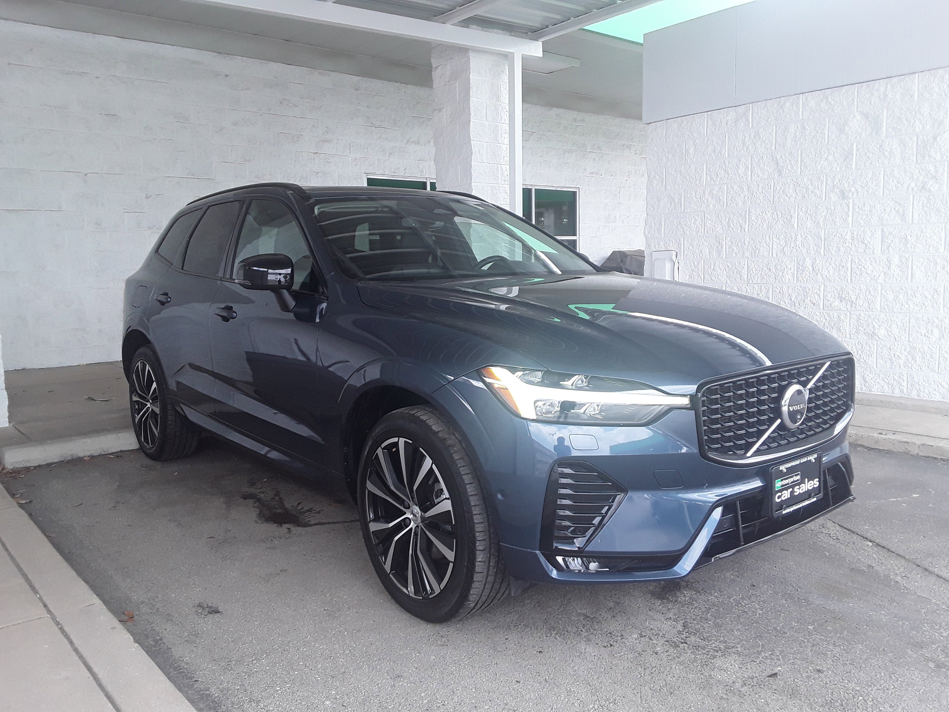 2024 Volvo XC60 B5 AWD Plus Dark Theme