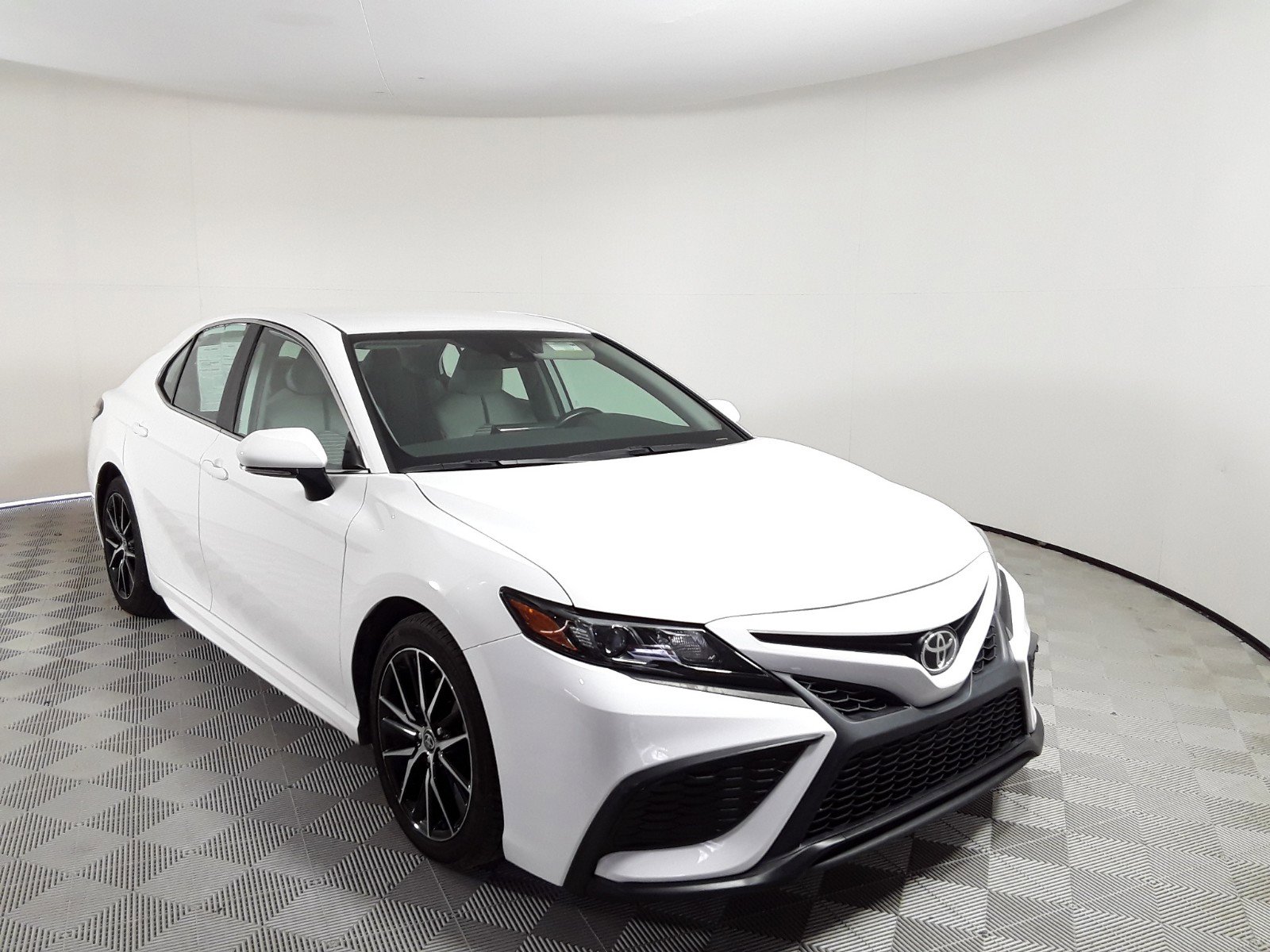 2022 Toyota Camry SE Auto