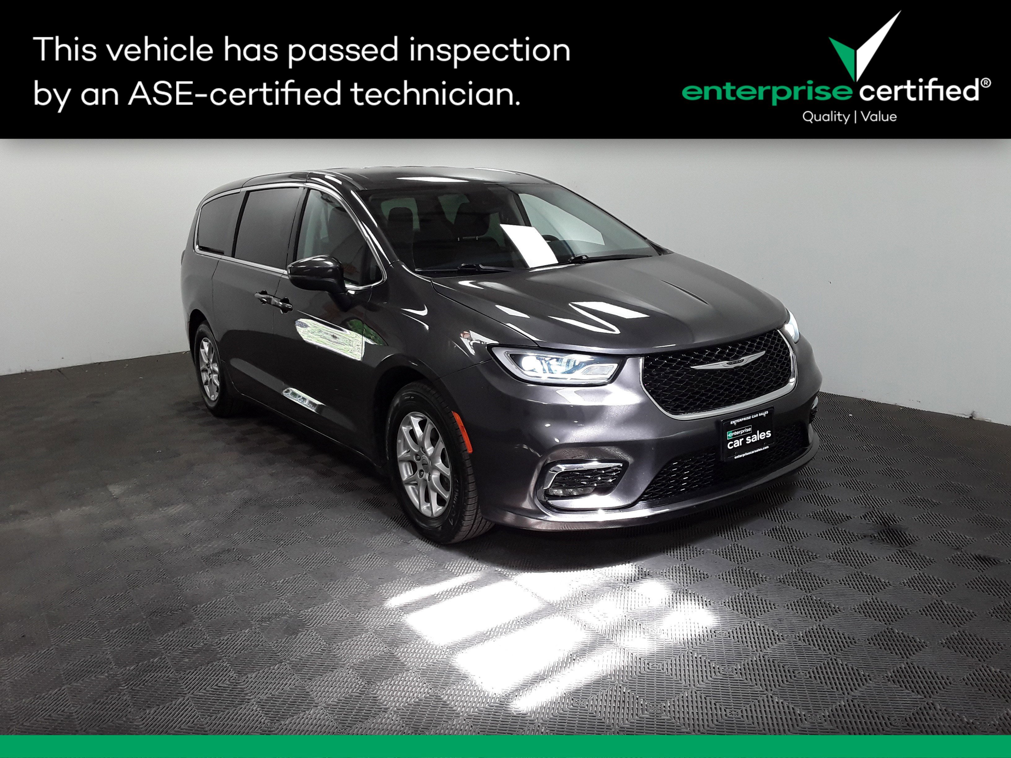 2023 Chrysler Pacifica Touring L's photo