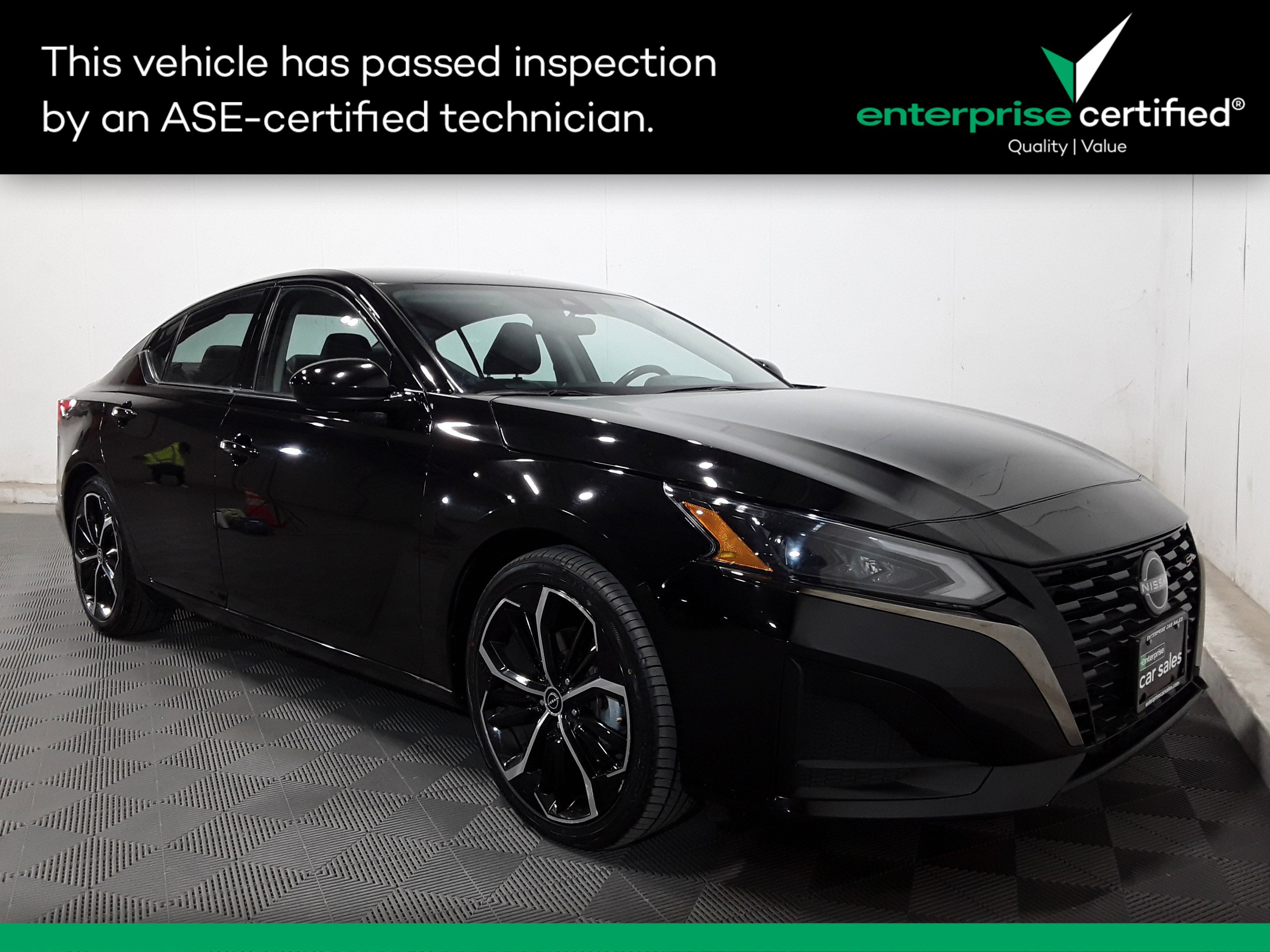 2023 Nissan Altima SR's photo