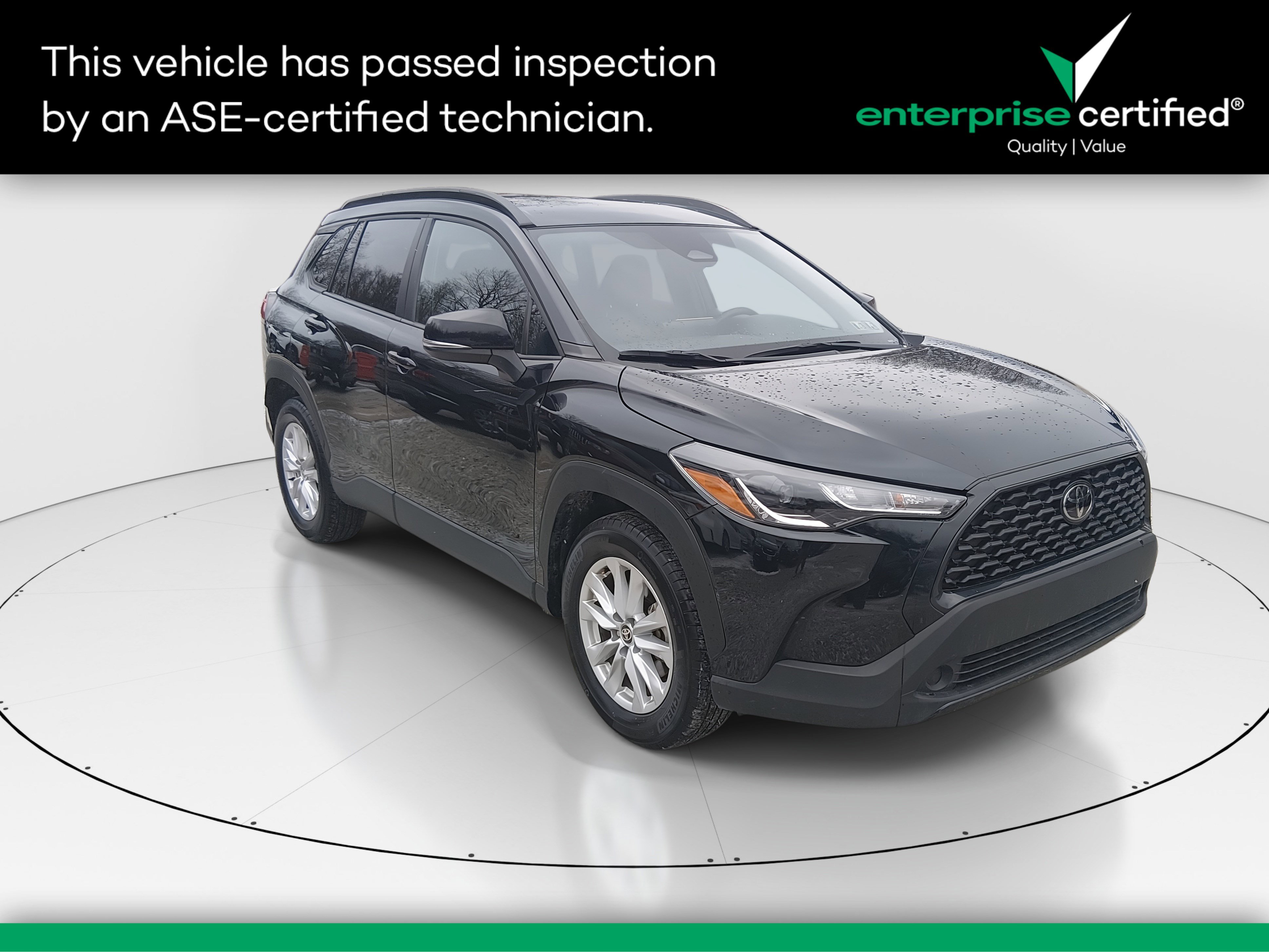 2025 Toyota Corolla Cross LE's photo