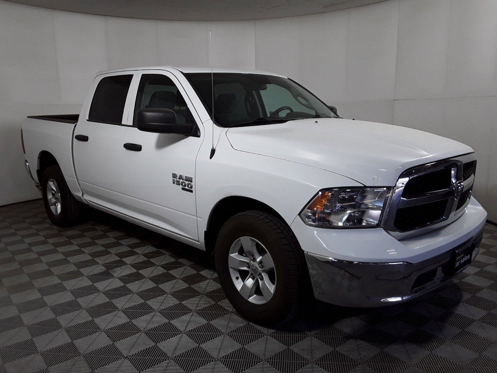 2022 Ram 1500 Classic SLT 4x2 Crew Cab 5'7