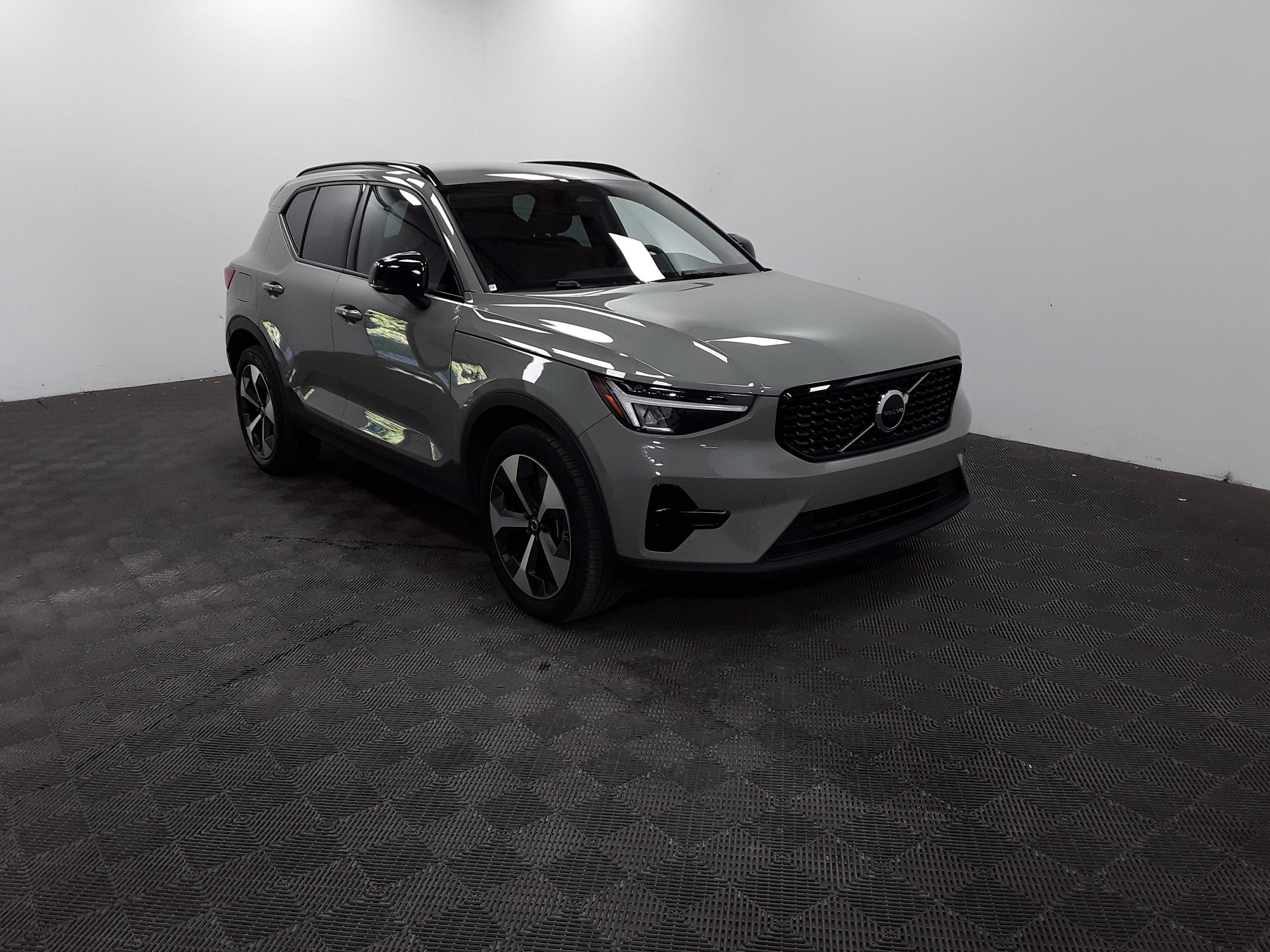 2024 Volvo XC40 Core Dark Theme B5 AWD