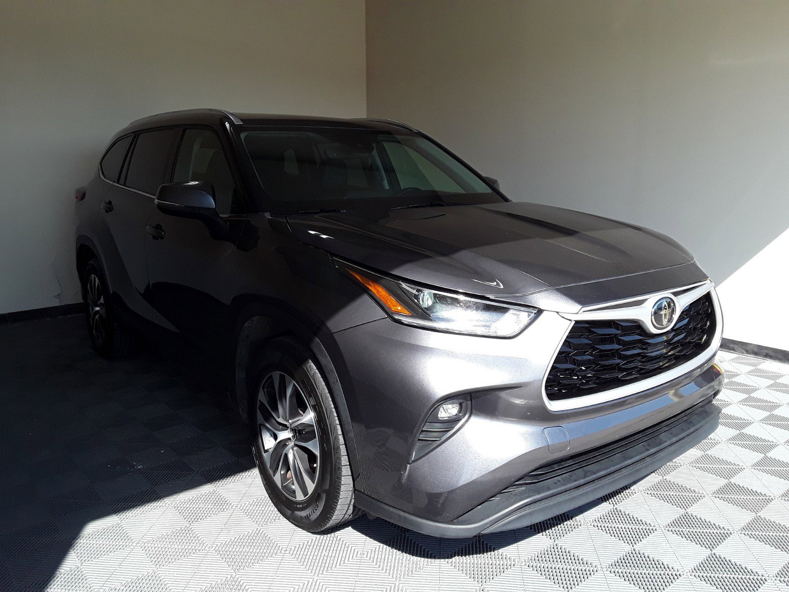 Used 2021 Toyota Highlander XLE FWD