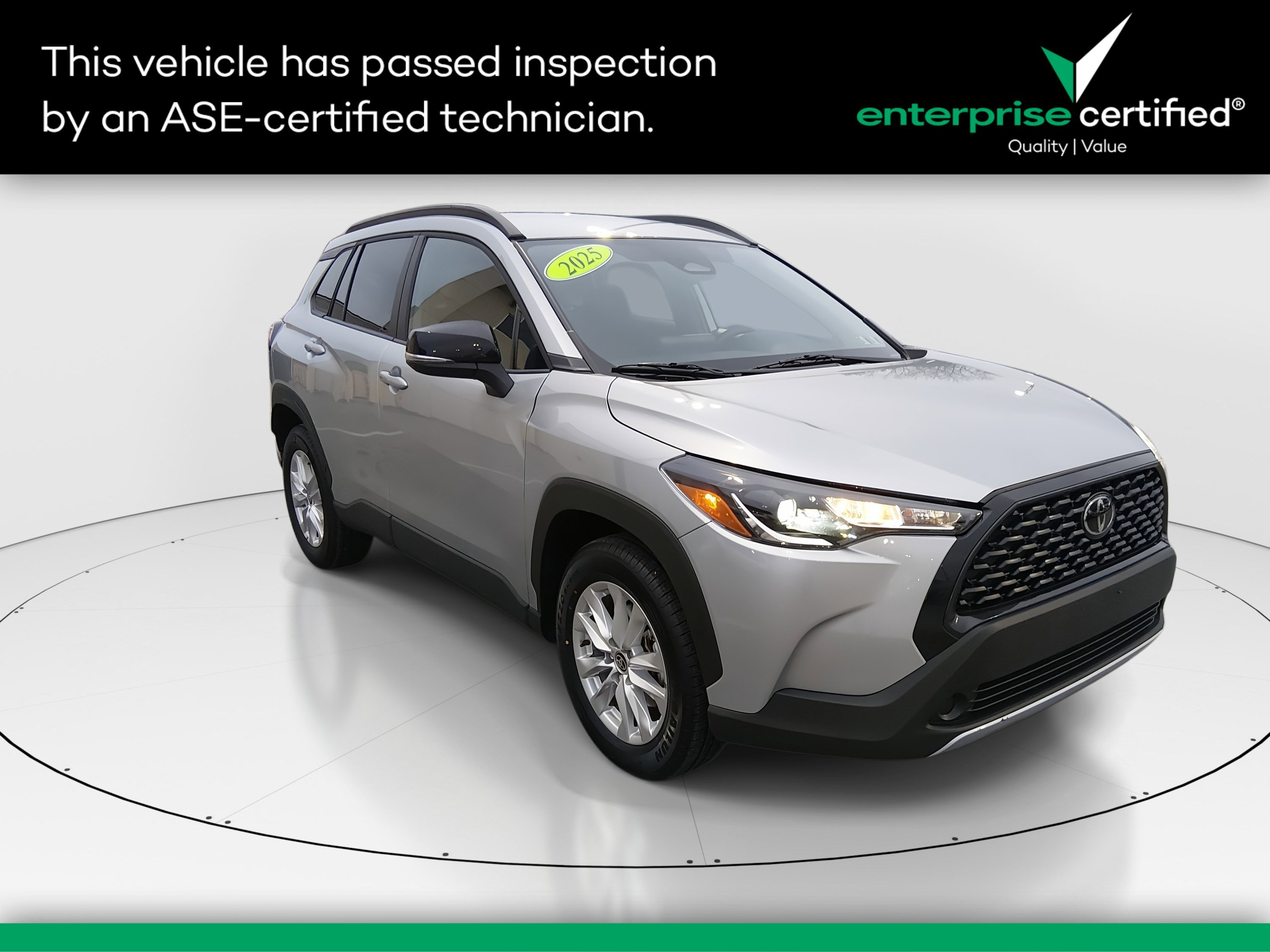 2025 Toyota Corolla Cross LE's photo