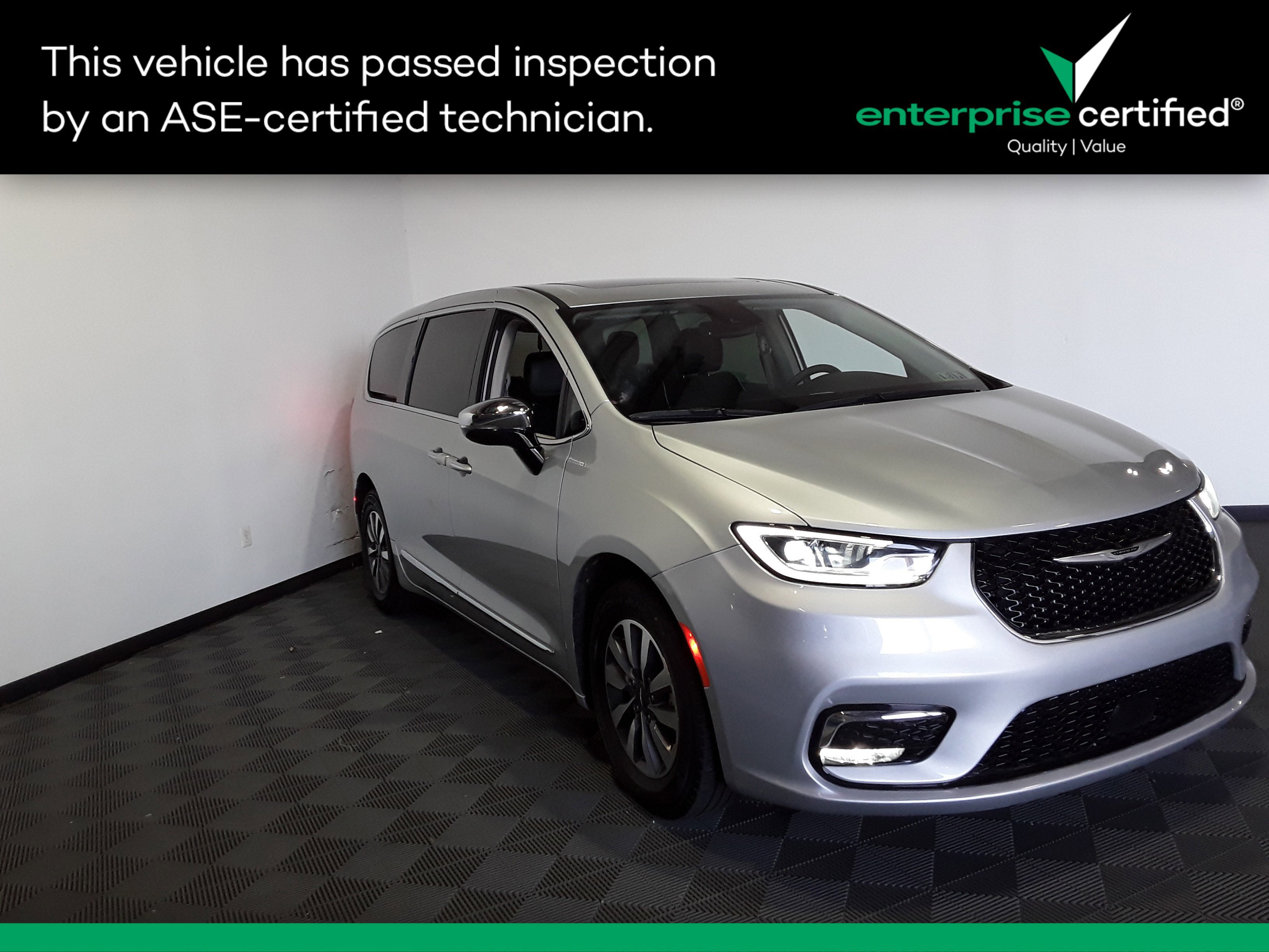 2023 Chrysler Pacifica Hybrid Limited's photo