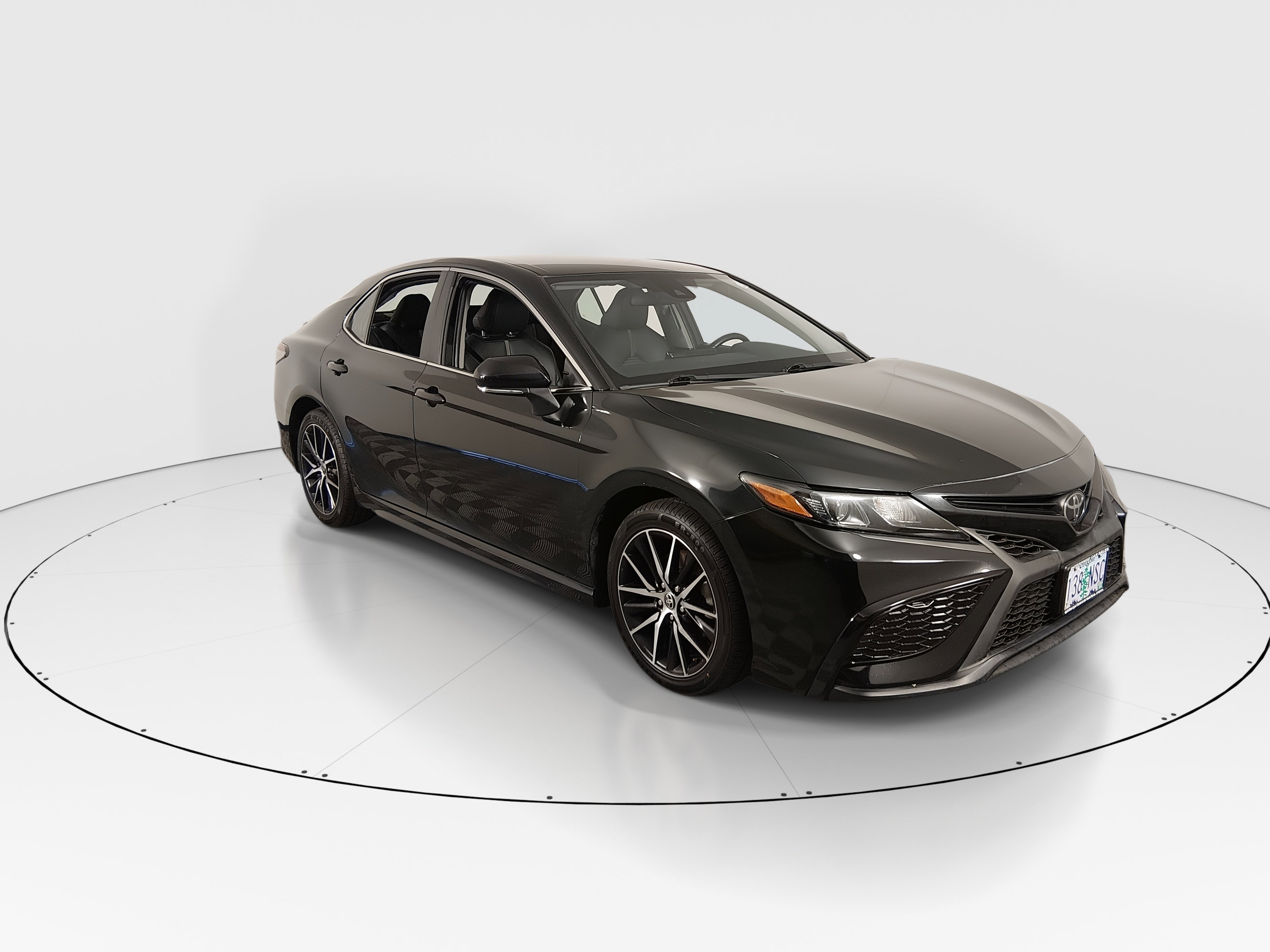 2022 Toyota Camry SE's photo