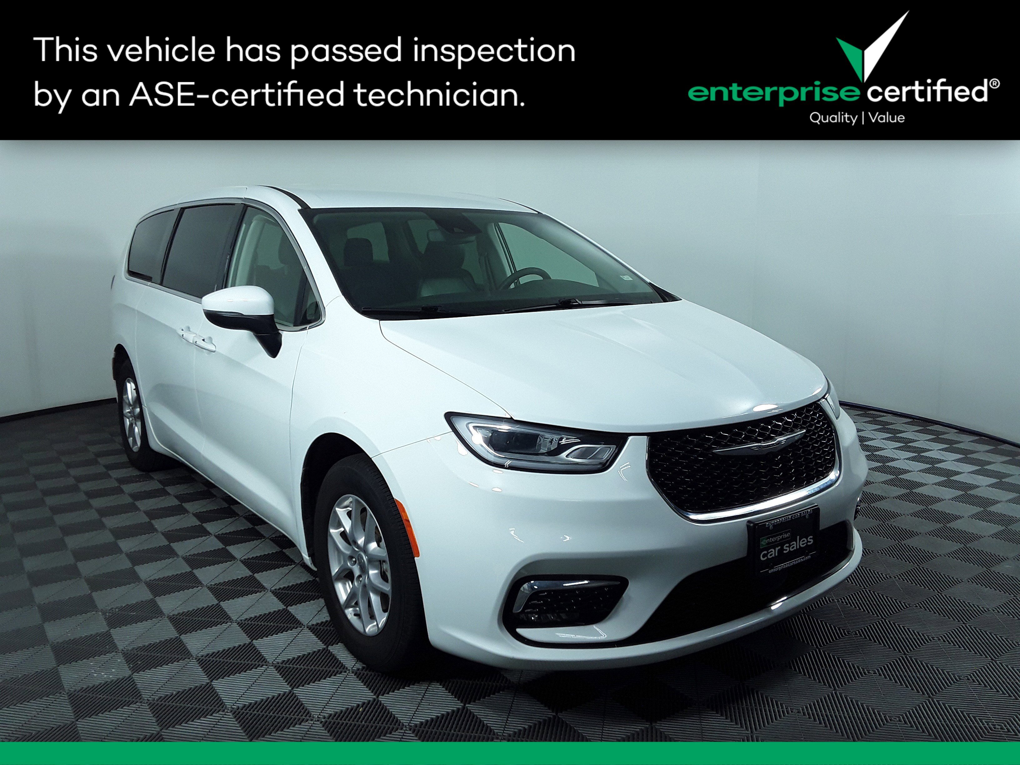 2023 Chrysler Pacifica Touring L's photo