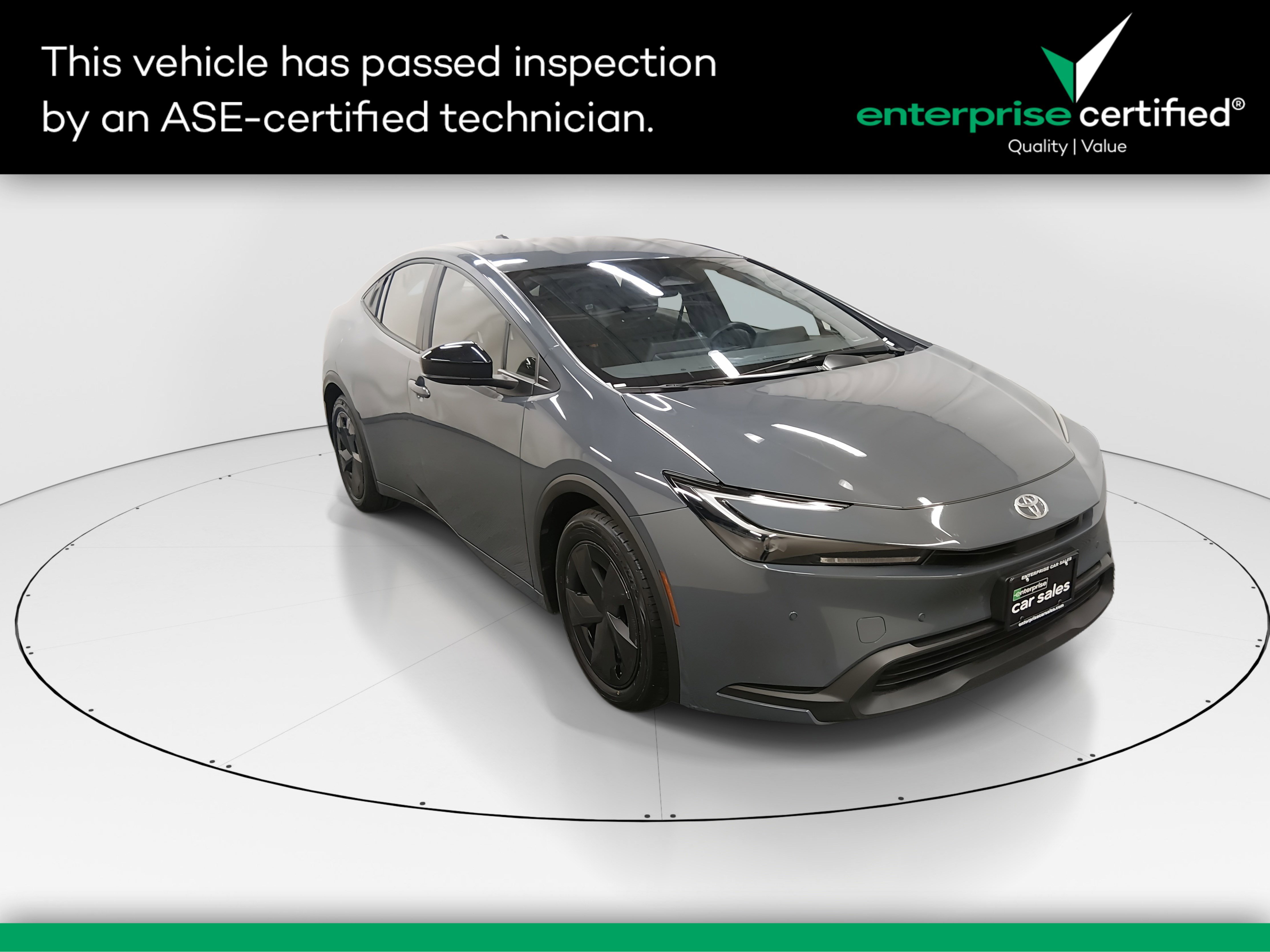 2025 Toyota Prius LE's photo