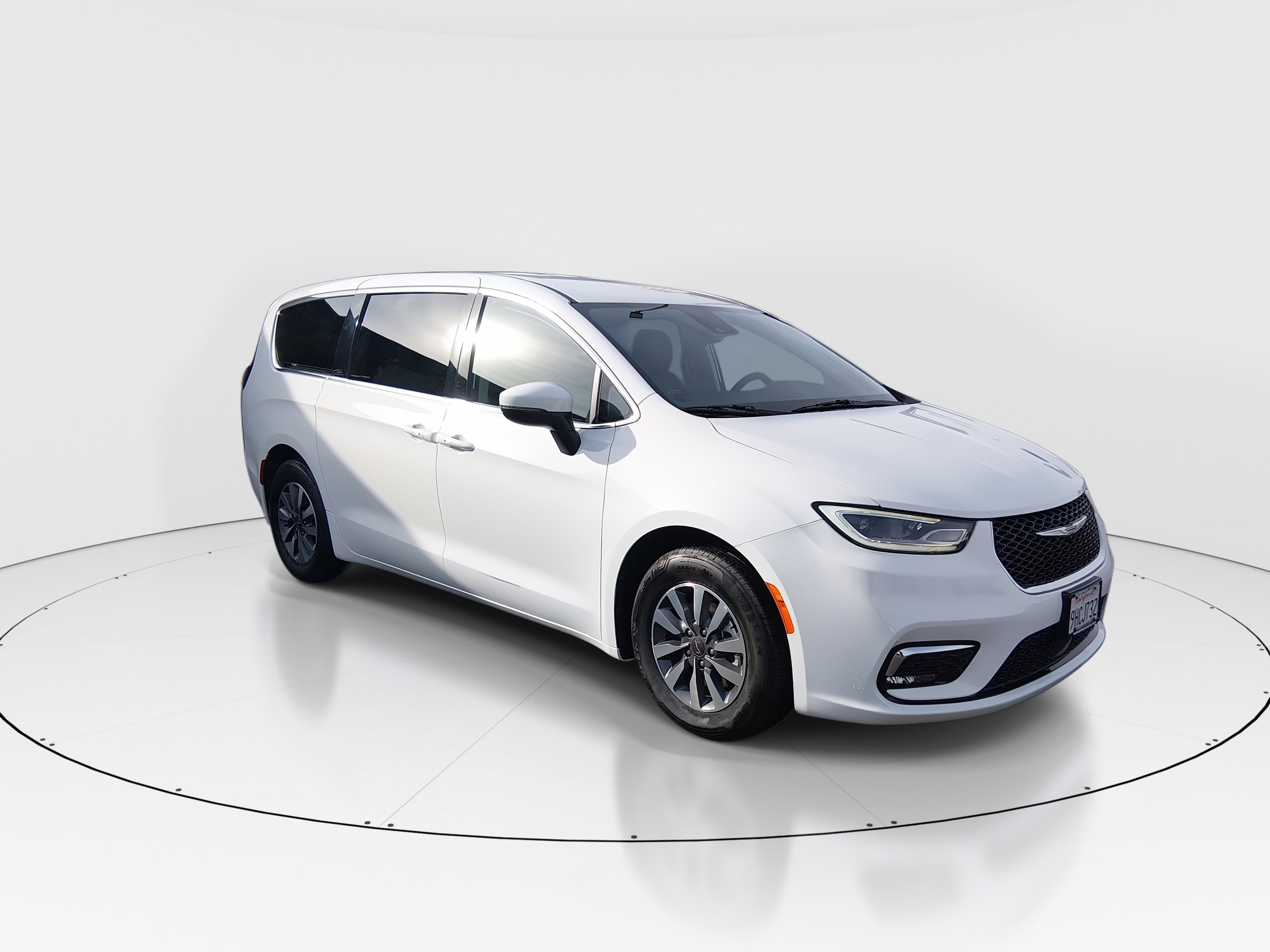 2023 Chrysler Pacifica Hybrid Touring L's photo