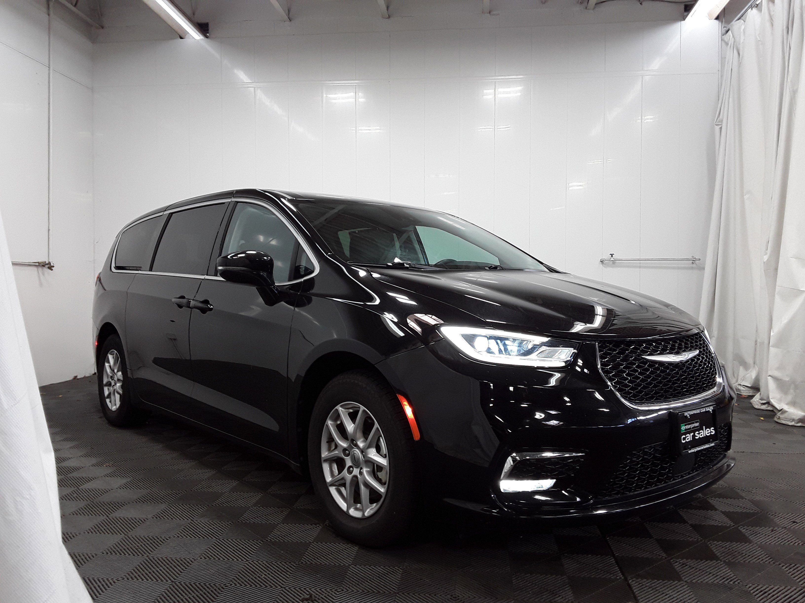 Used 2024 Chrysler Pacifica Touring L FWD