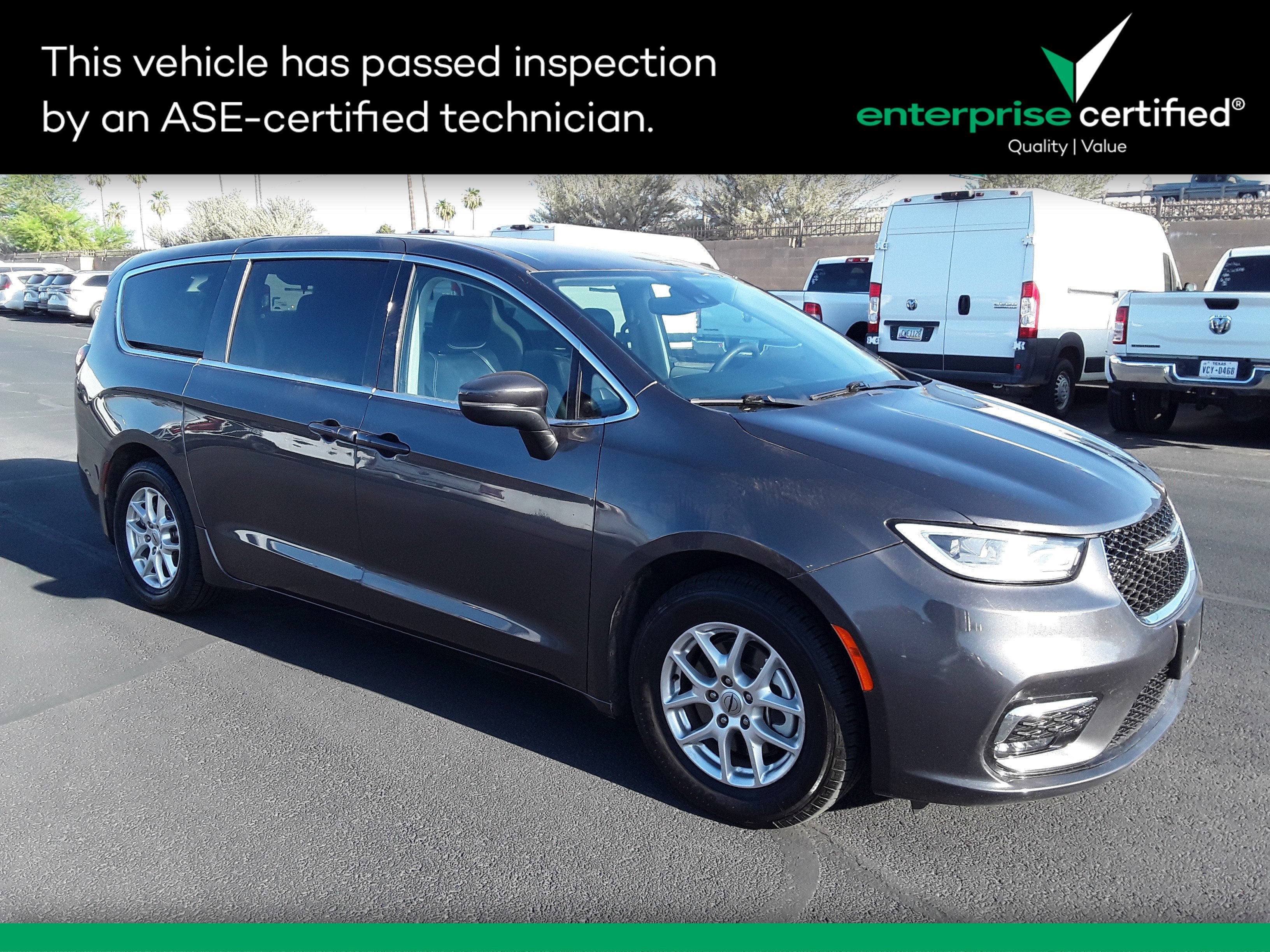 2023 Chrysler Pacifica Touring L's photo