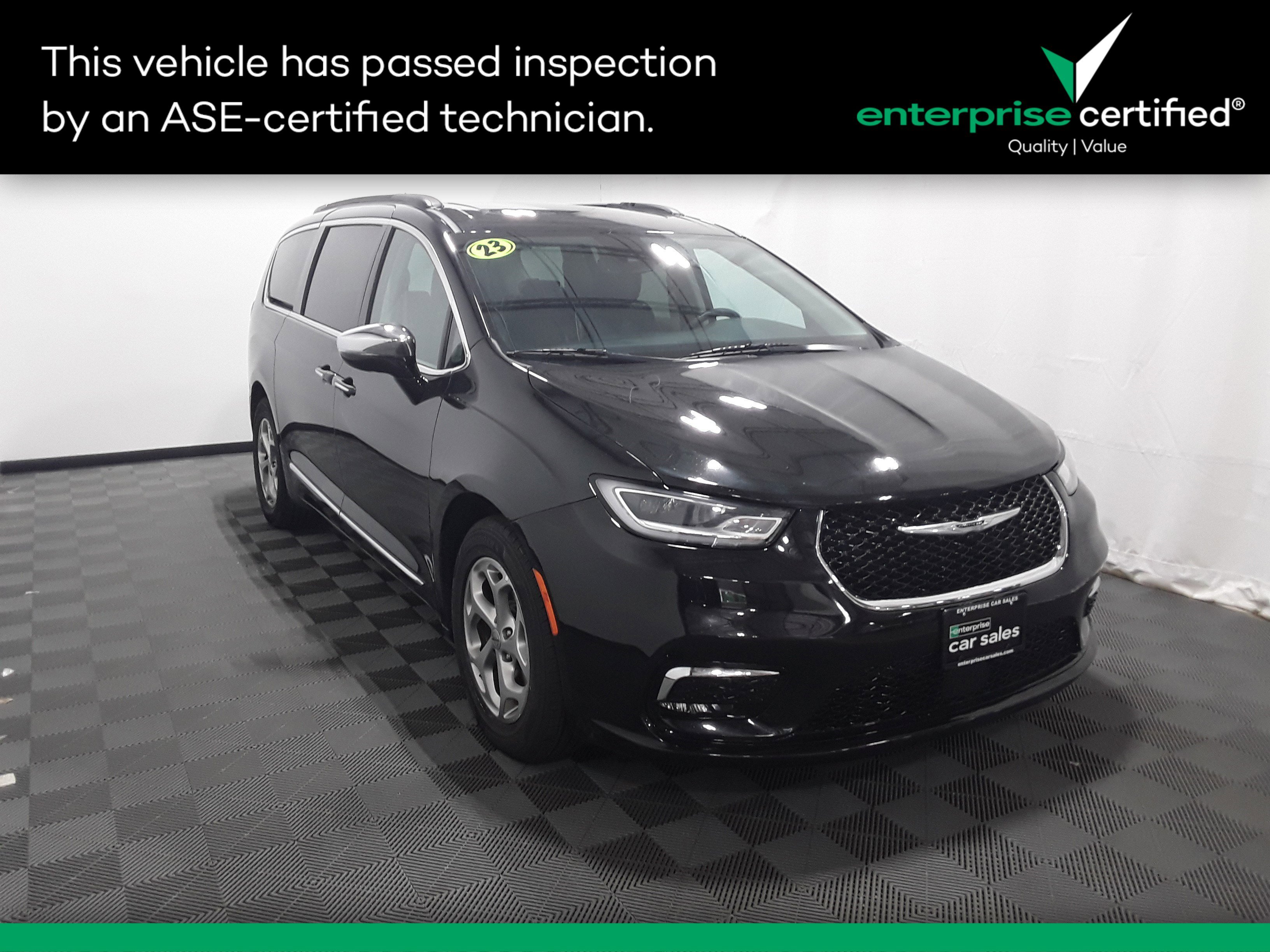 2023 Chrysler Pacifica Limited's photo