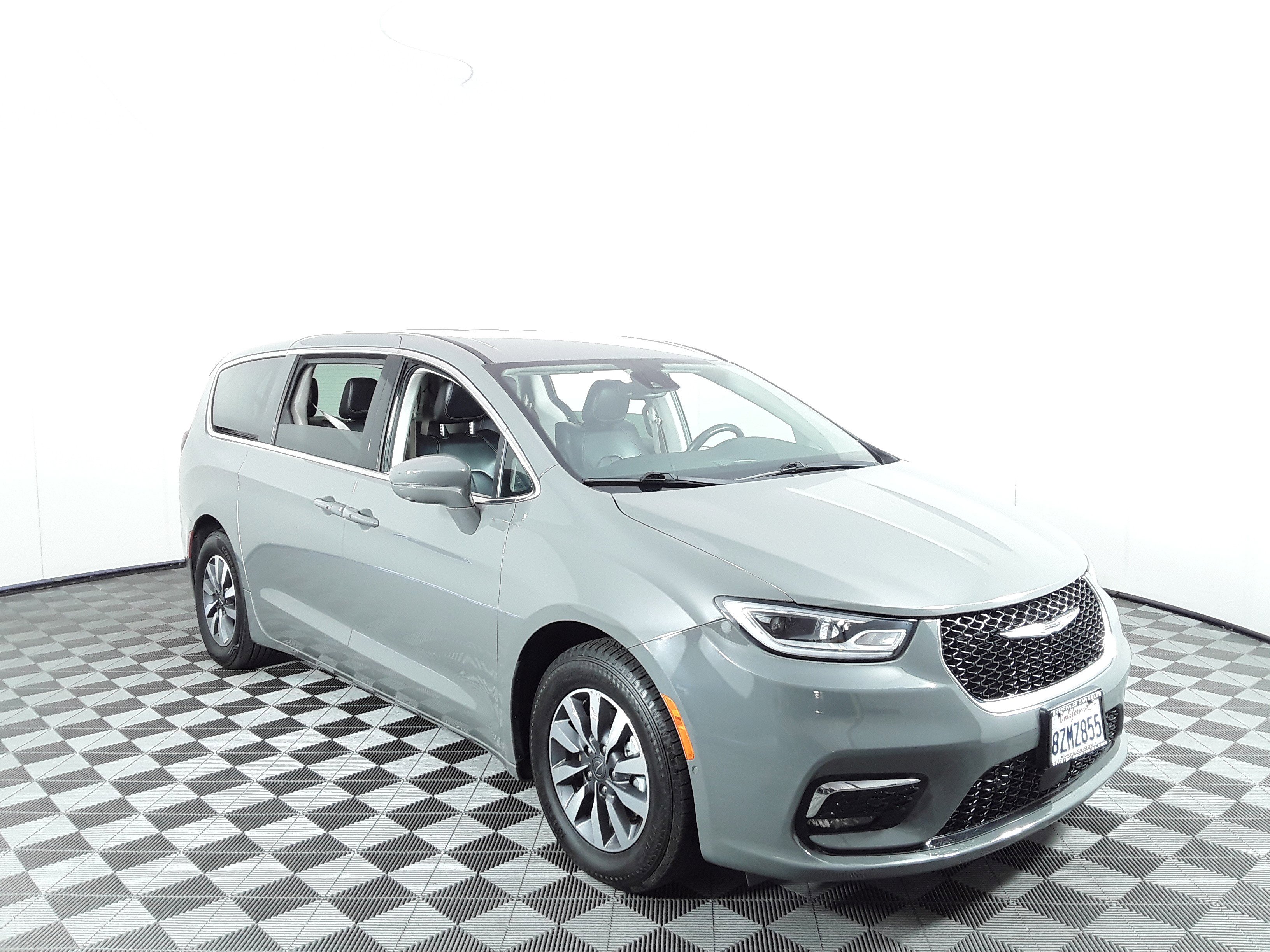2022 Chrysler Pacifica Hybrid Touring L FWD