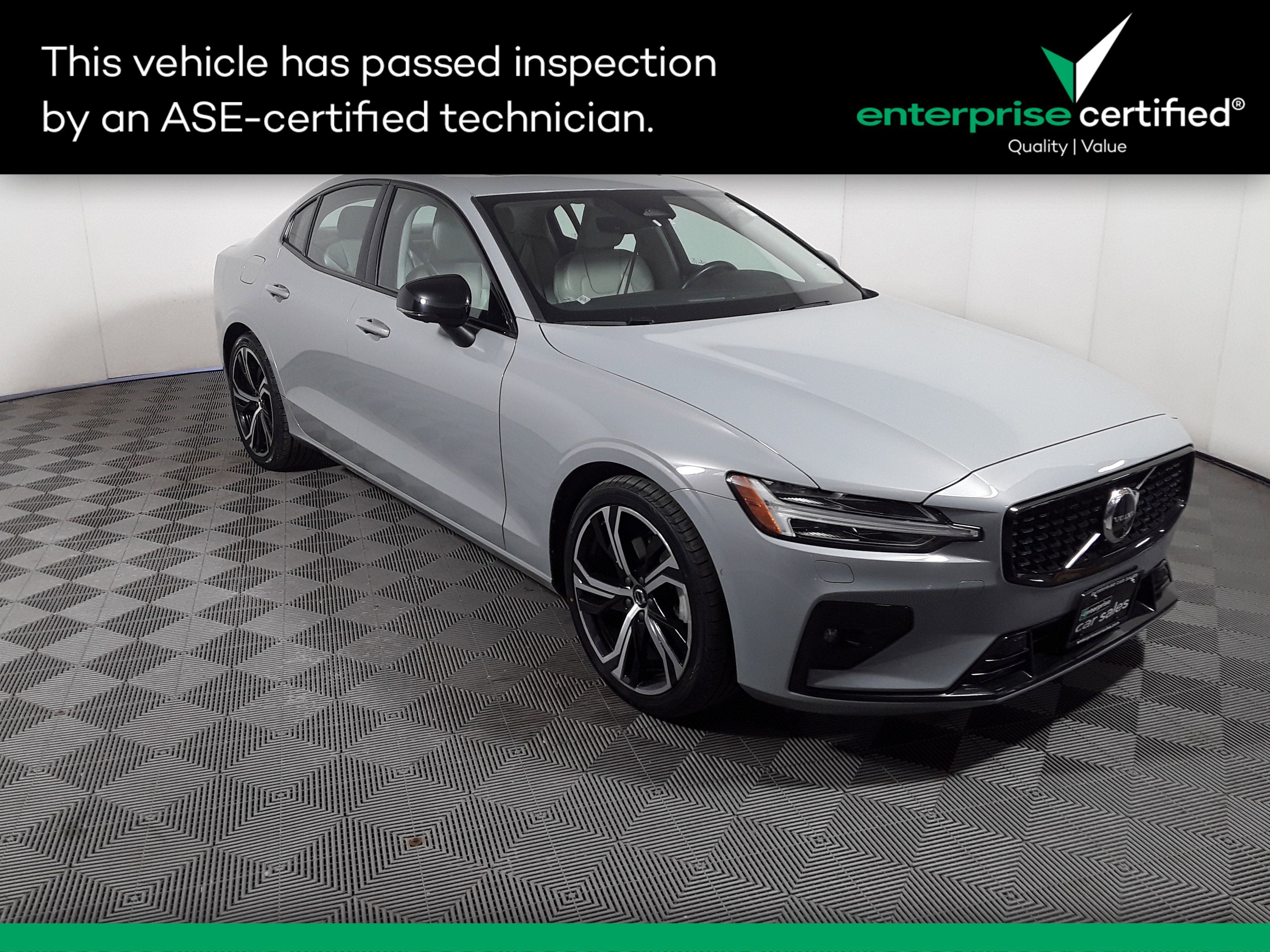 2024 Volvo S60 B5 FWD Plus Dark Theme