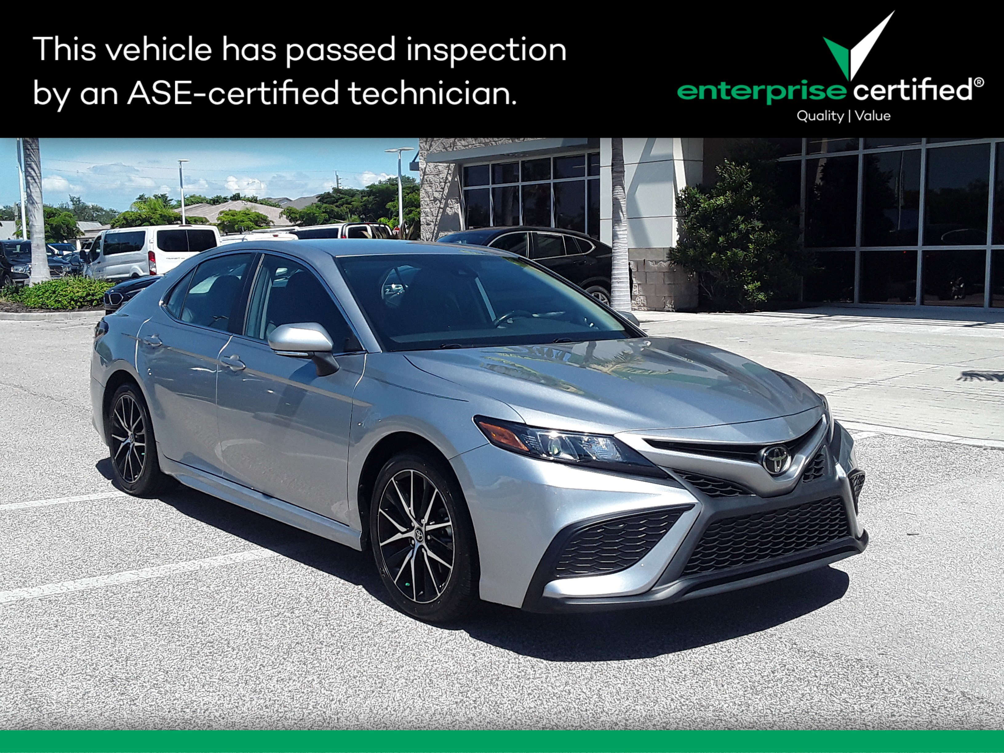 2023 Toyota Camry SE's photo